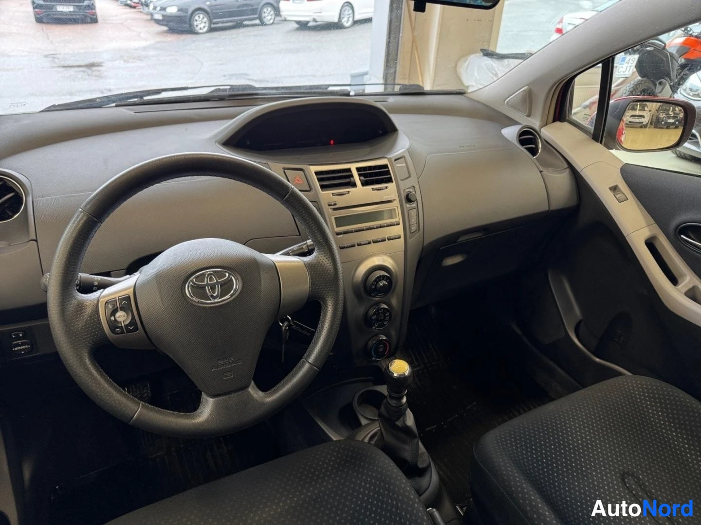 Punainen Toyota Yaris 2011, ohjaamo, kuva 10