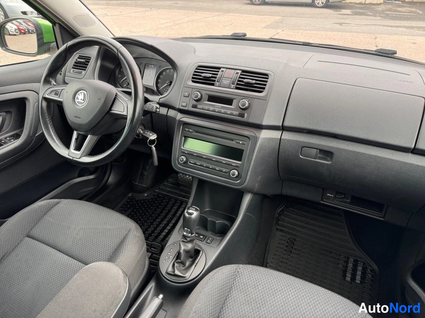Vihreä Skoda Fabia 2014, ohjaamo, kuva 12