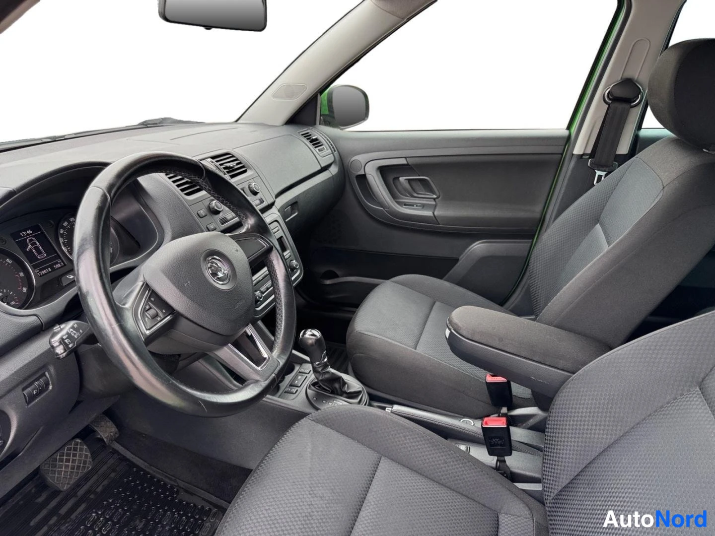 Vihreä Skoda Fabia 2014, ohjaamo, kuva 9