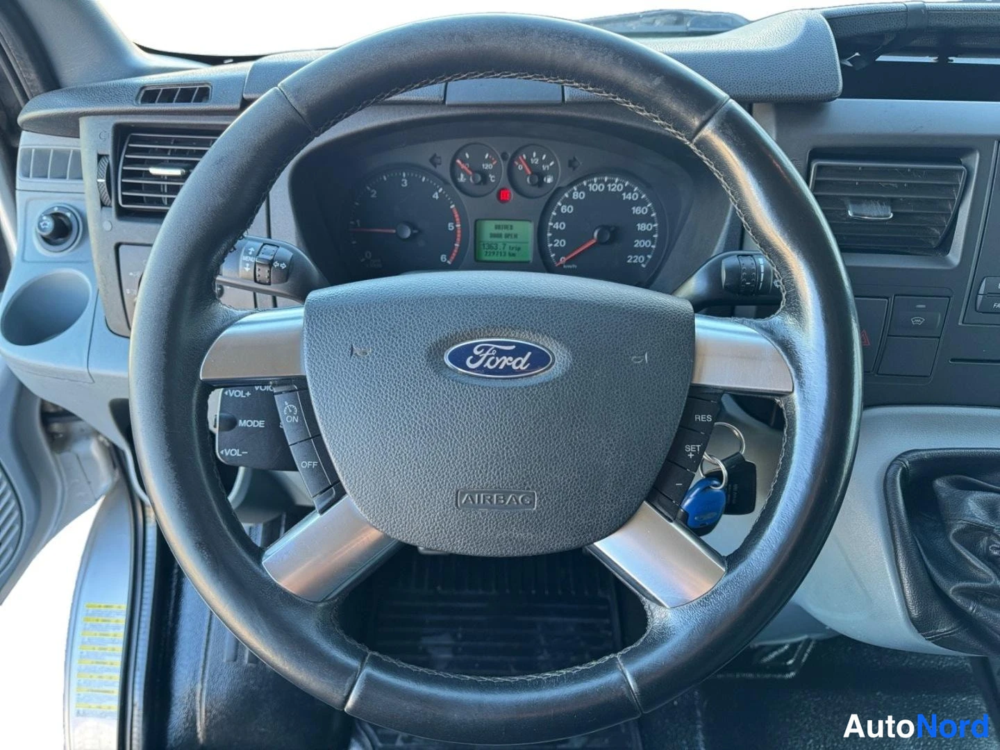Harmaa Ford Transit 2012, yksityiskohta, kuva 15