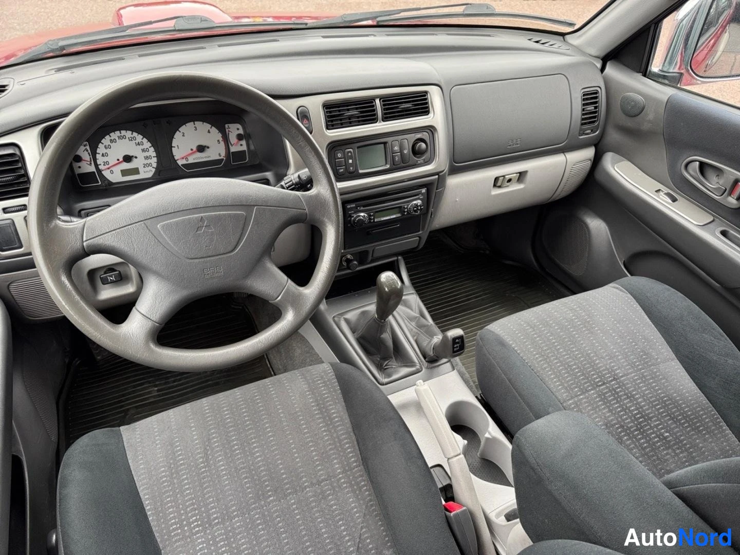 Punainen Mitsubishi Pajero Sport 2005, ohjaamo, kuva 10