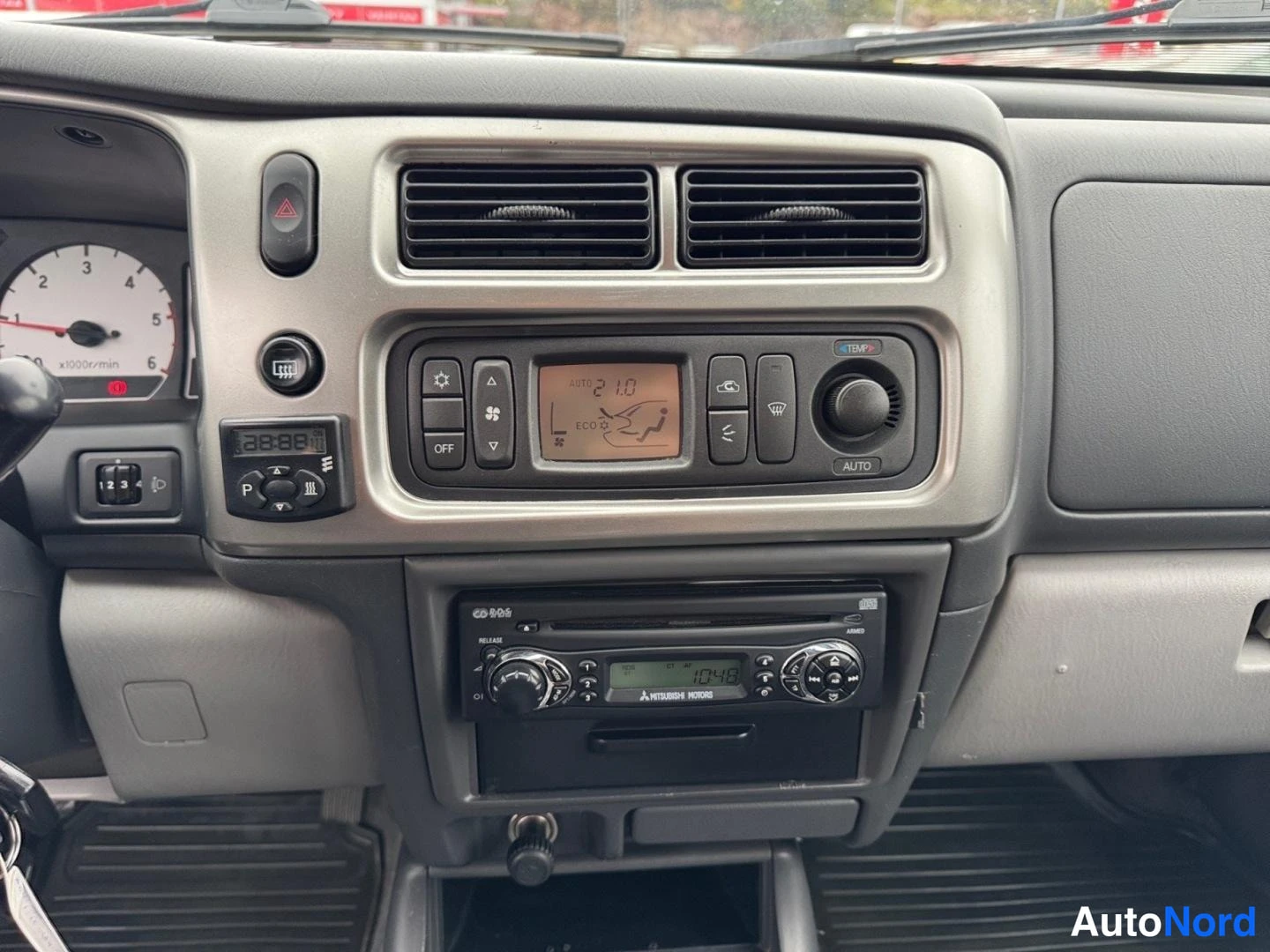 Punainen Mitsubishi Pajero Sport 2005, yksityiskohta, kuva 16
