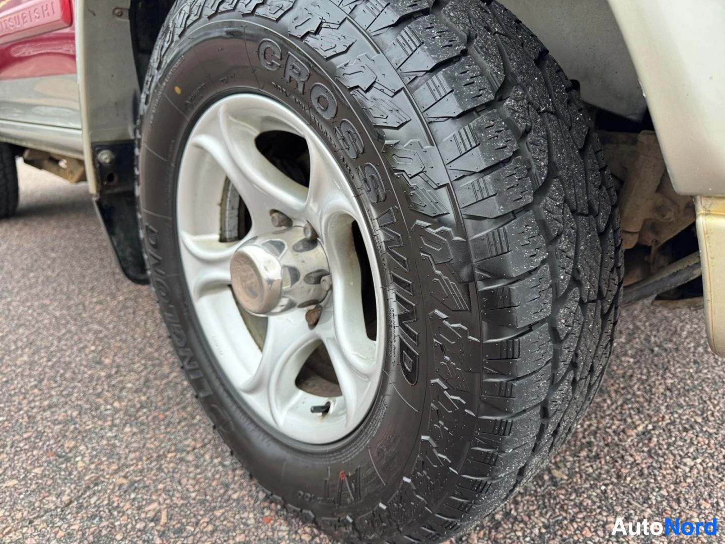 Punainen Mitsubishi Pajero Sport 2005, yksityiskohta, kuva 17