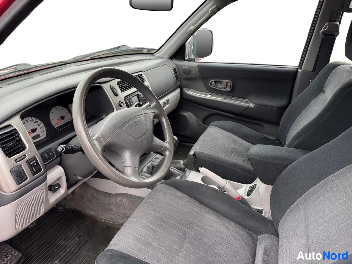 Punainen Mitsubishi Pajero Sport 2005, ohjaamo, kuva 9