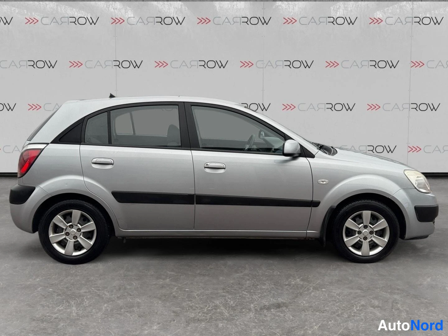Harmaa Kia Rio 2007, sivulta, kuva 4