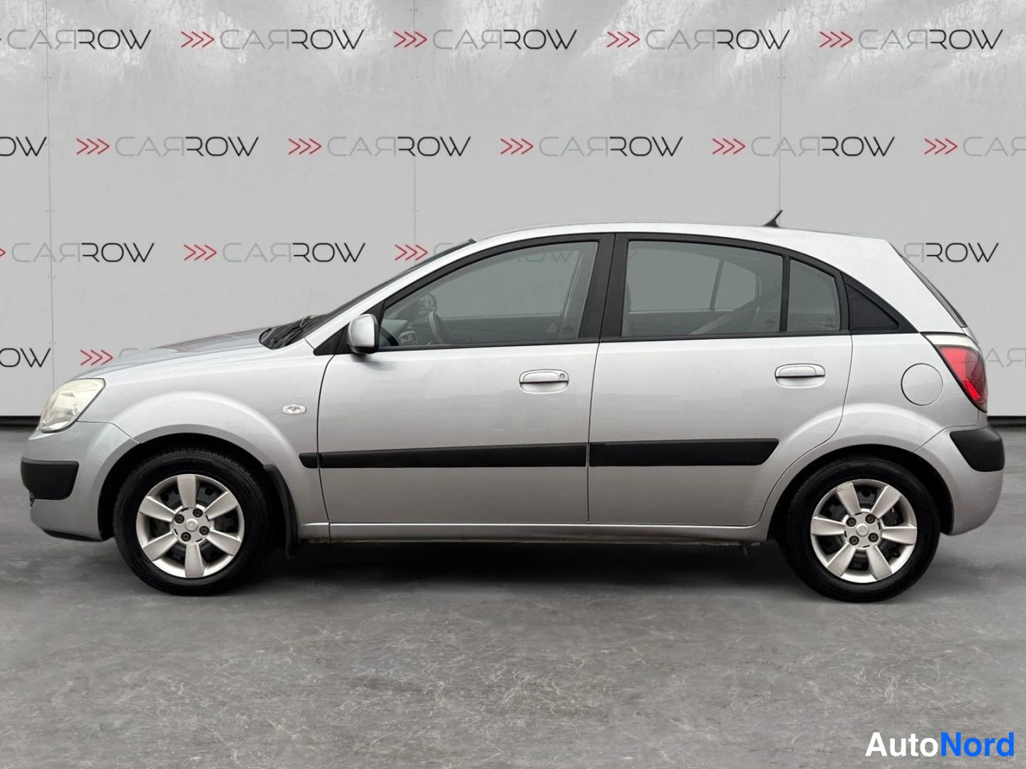 Harmaa Kia Rio 2007, etuviisto, keula vasemmalle, kuva 2