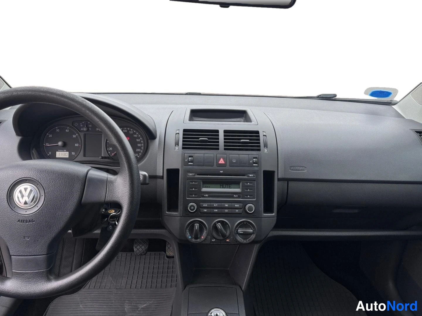 Musta Volkswagen Polo 2008, ohjaamo, kuva 11