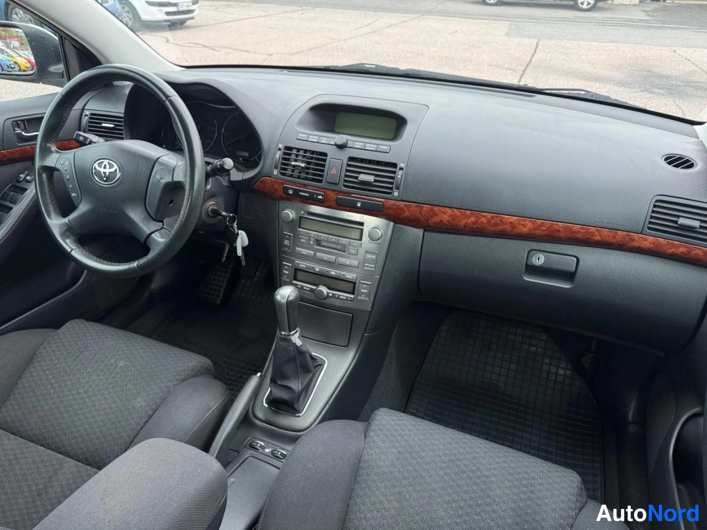 Vihreä Toyota Avensis 2004, ohjaamo, kuva 12