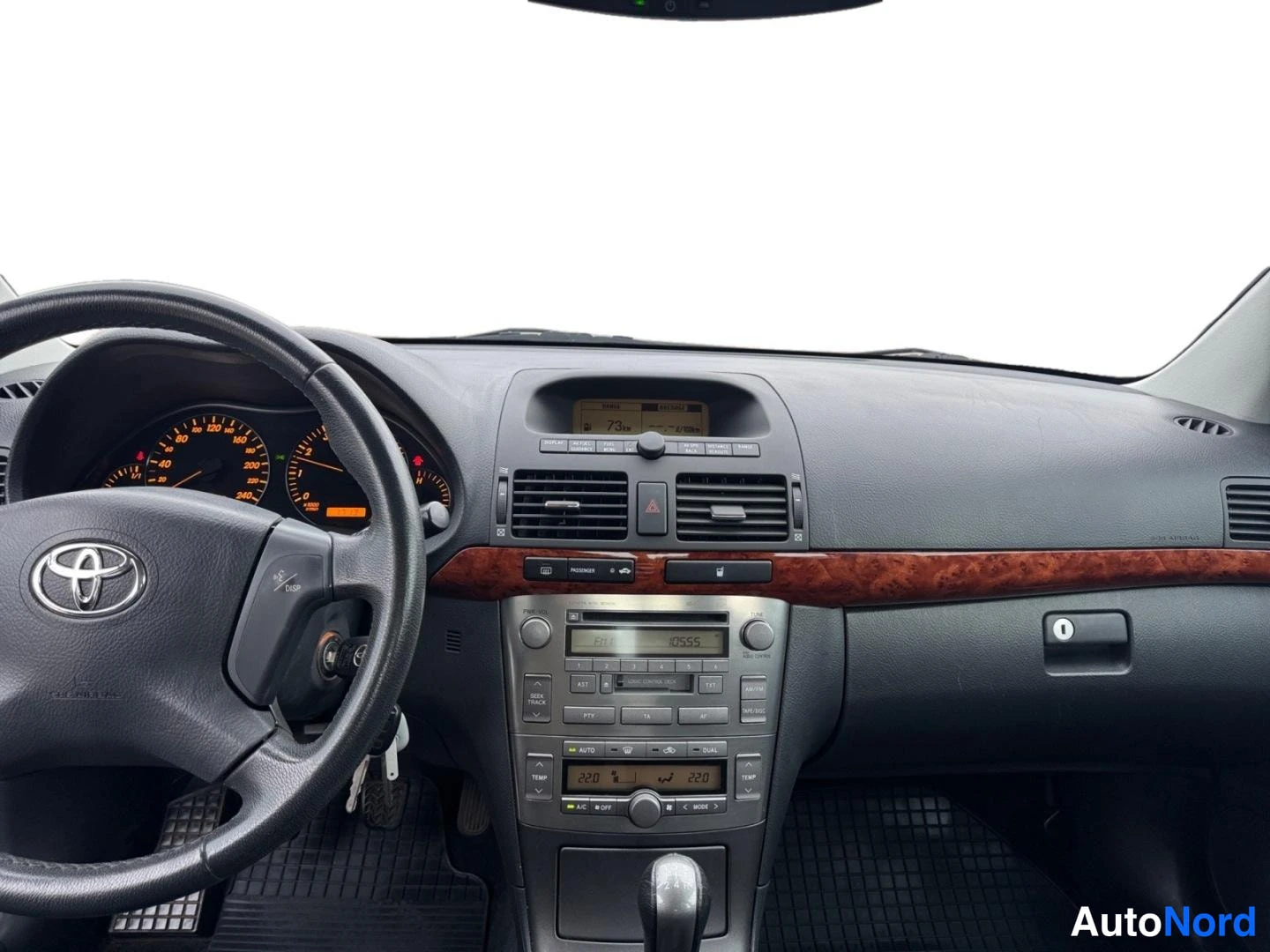 Vihreä Toyota Avensis 2004, ohjaamo, kuva 13