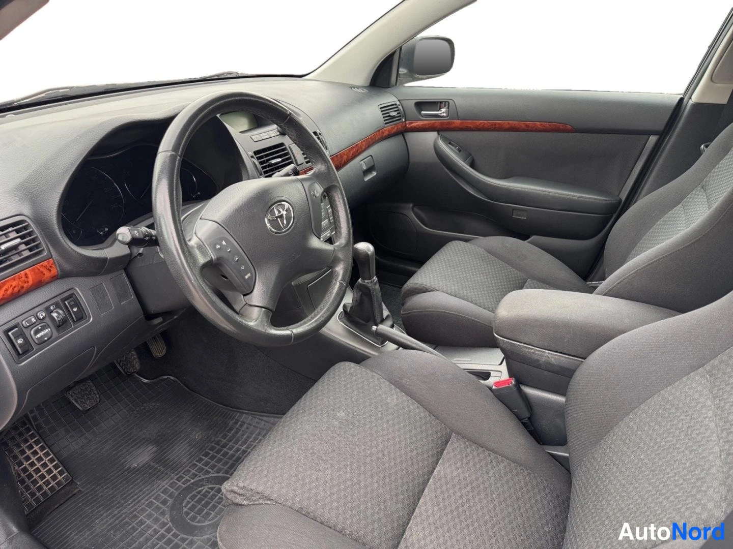Vihreä Toyota Avensis 2004, ohjaamo, kuva 9