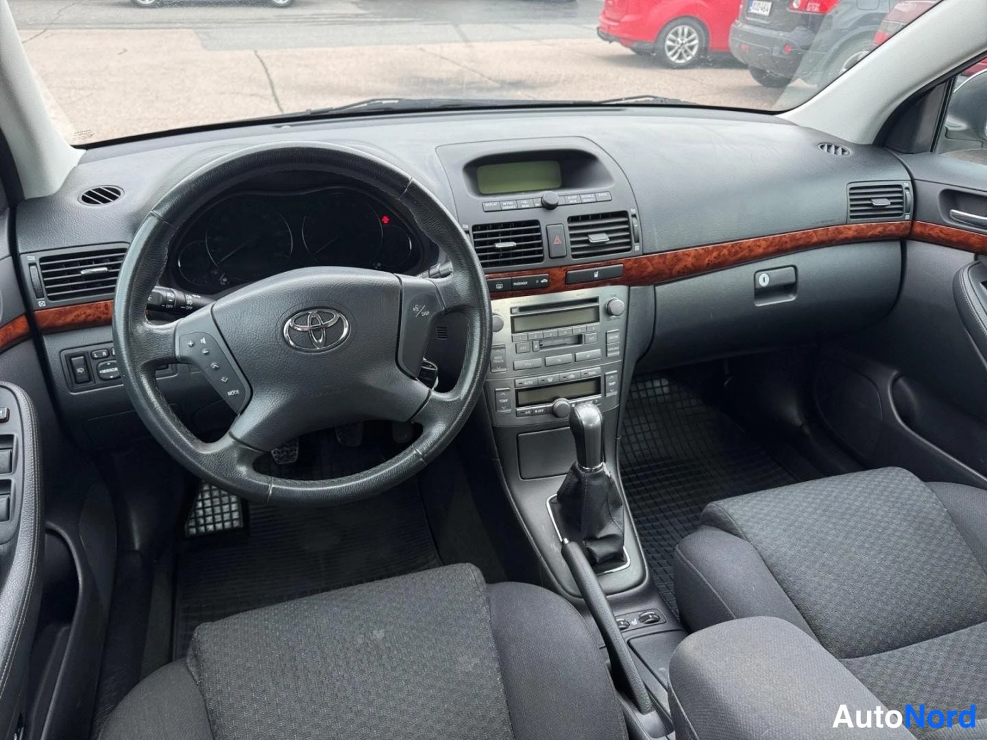 Vihreä Toyota Avensis 2004, ohjaamo, kuva 10