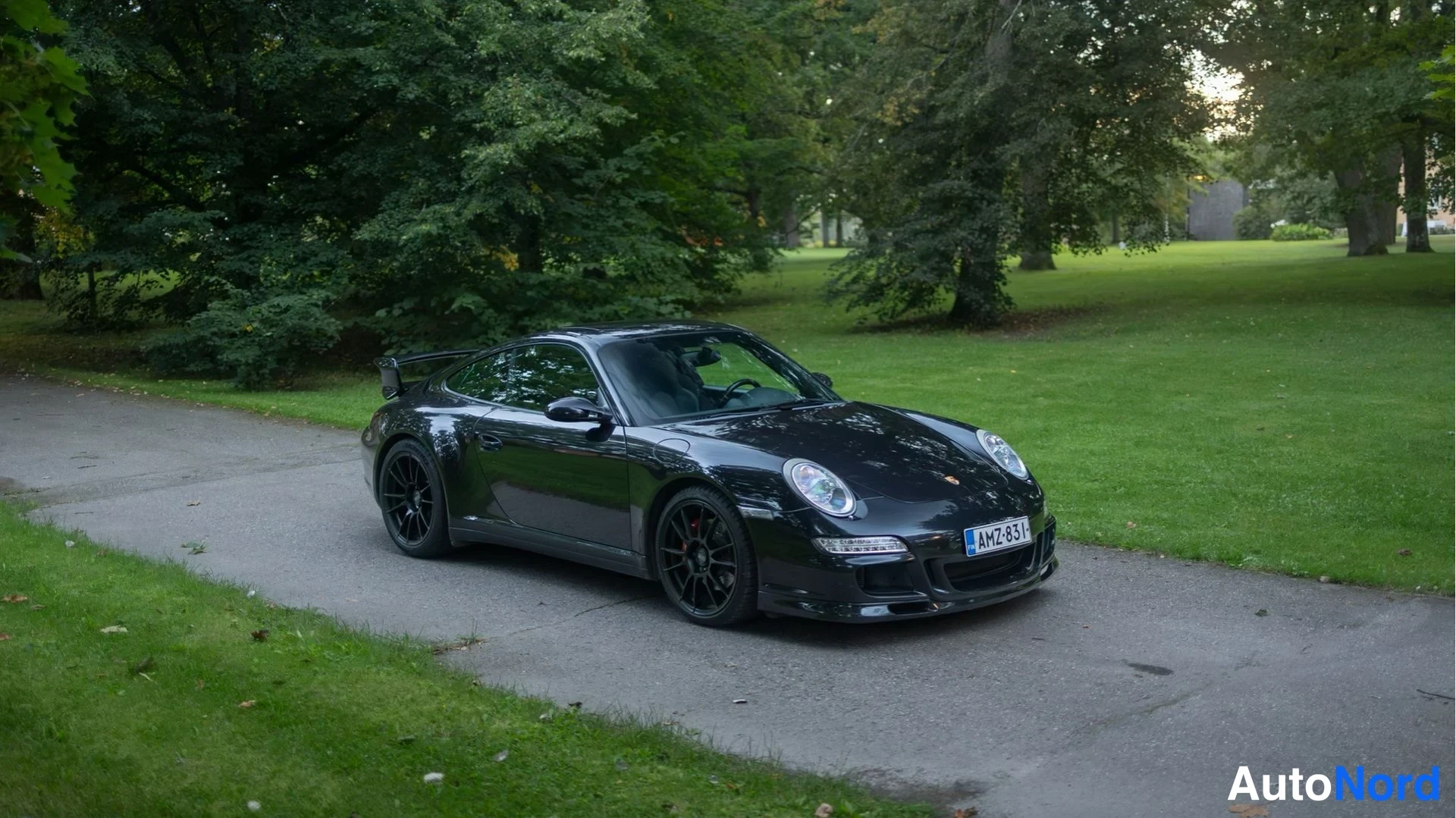Musta Porsche 911 Carrera 4S 2006, etuviisto, keula oikealle, kuva 3