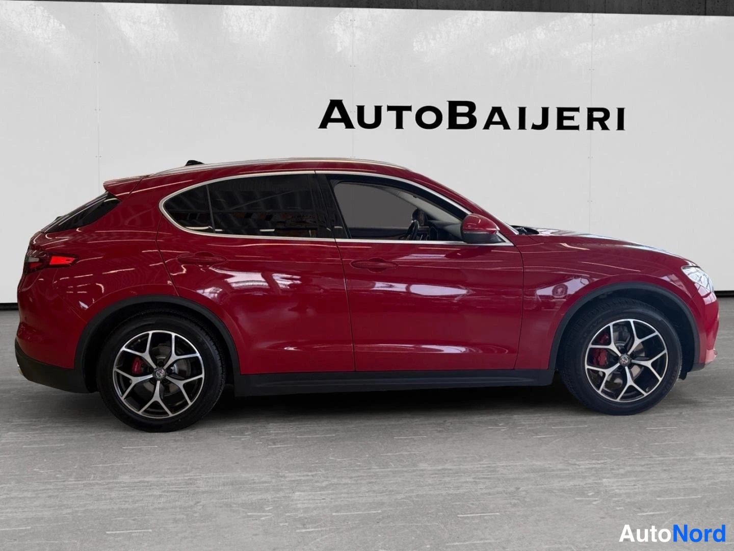 Red Alfa Romeo Stelvio 2020, side, photo 5