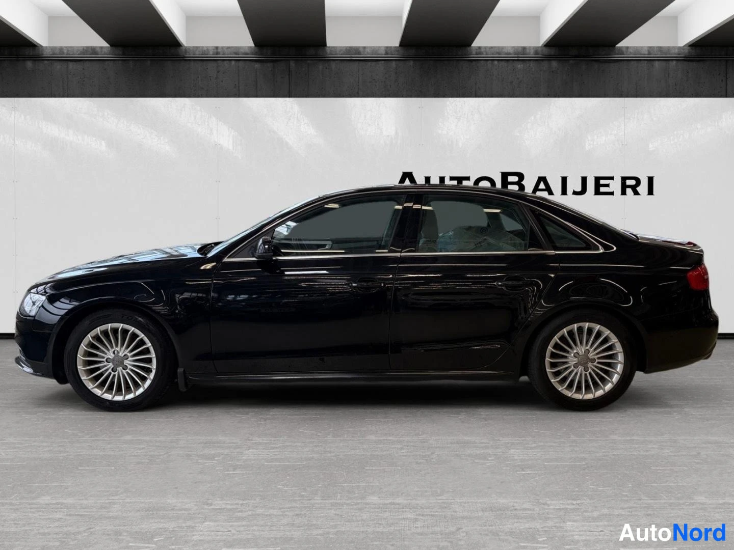 Musta Audi A4 2012, sivulta, kuva 5