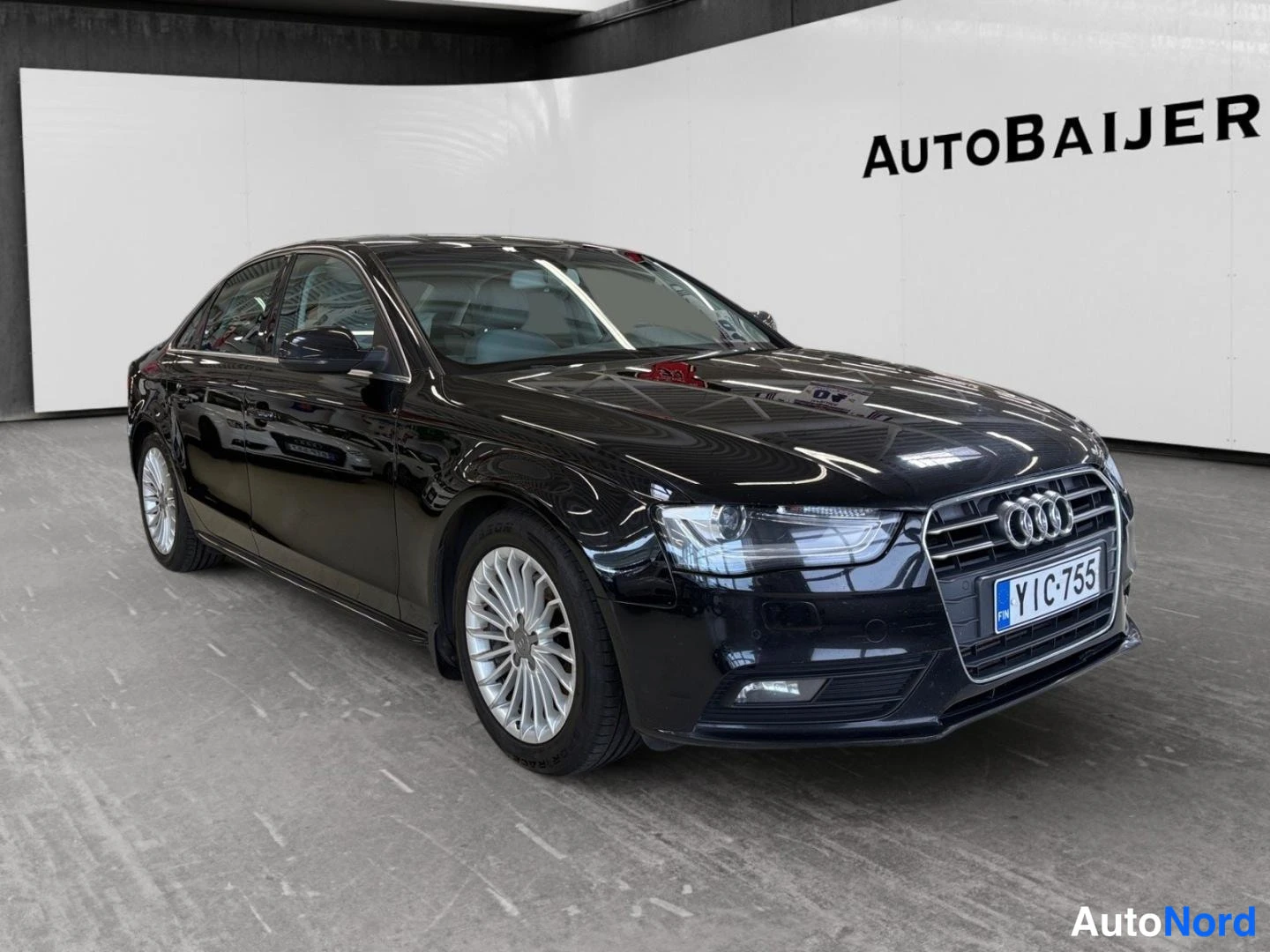 Musta Audi A4 2012, etuviisto, keula oikealle, kuva 2