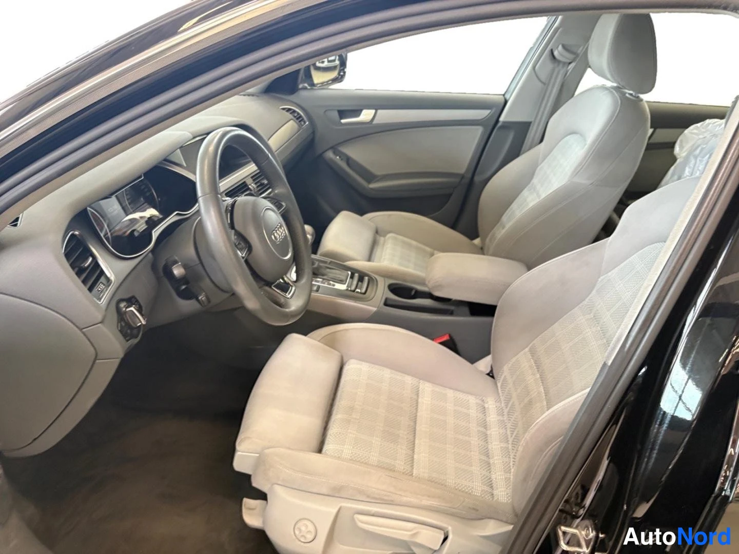 Musta Audi A4 2012, etuistuimet, kuva 9