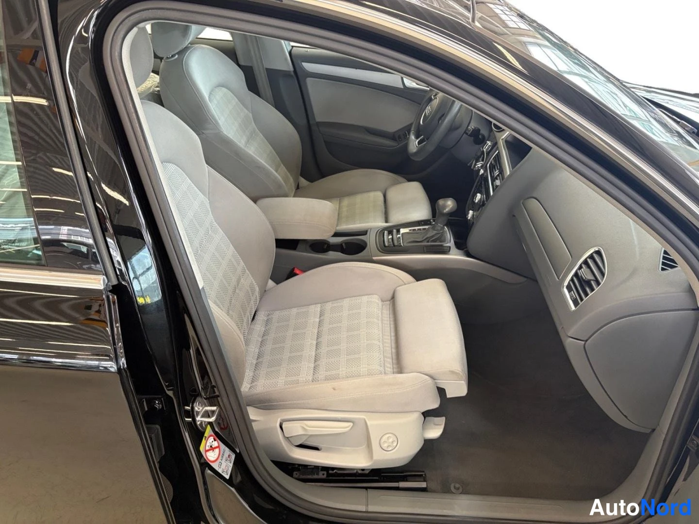Musta Audi A4 2012, etuistuimet, kuva 10
