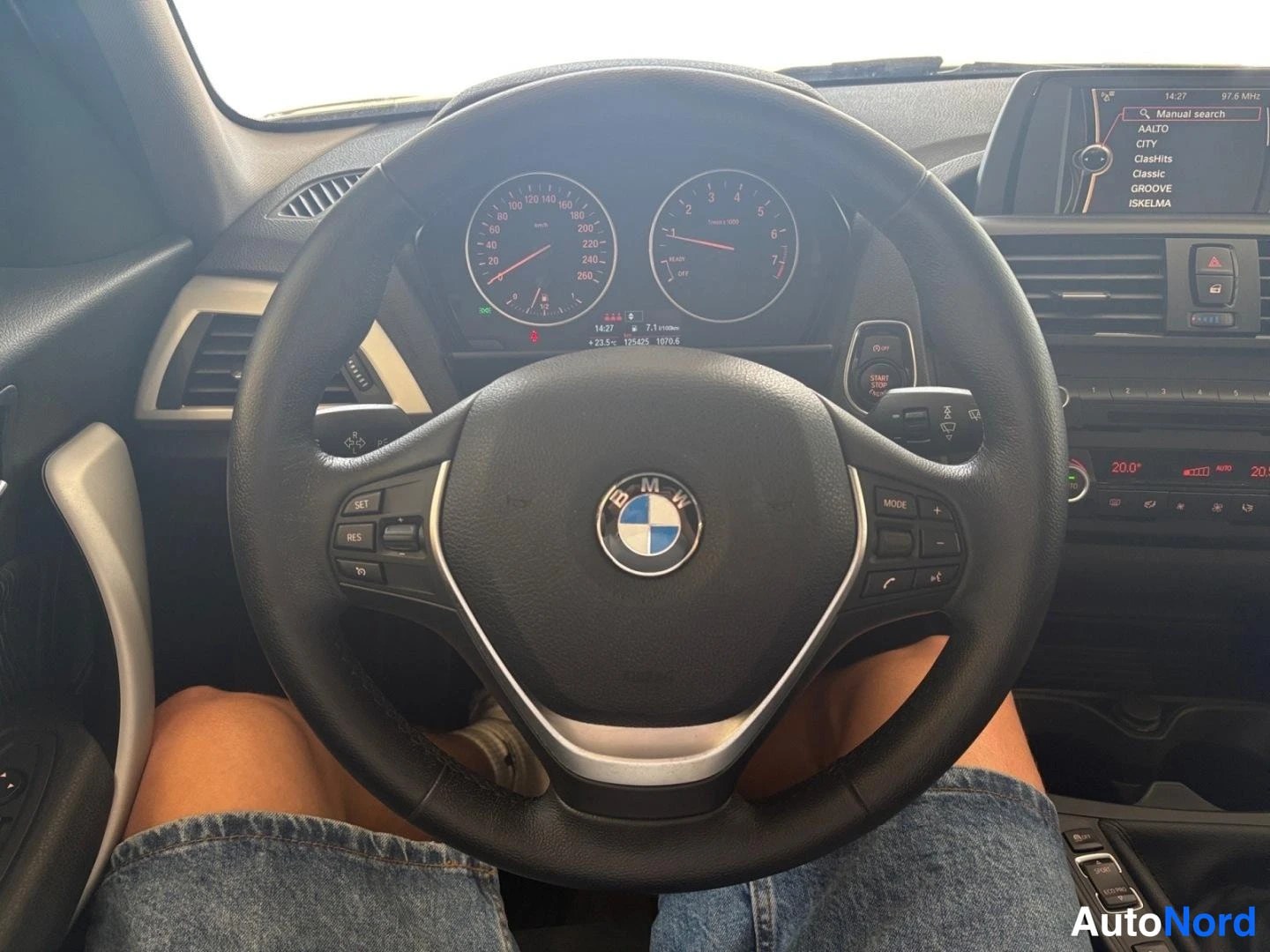 Hopea BMW 116i 2012, ohjaamo, kuva 10