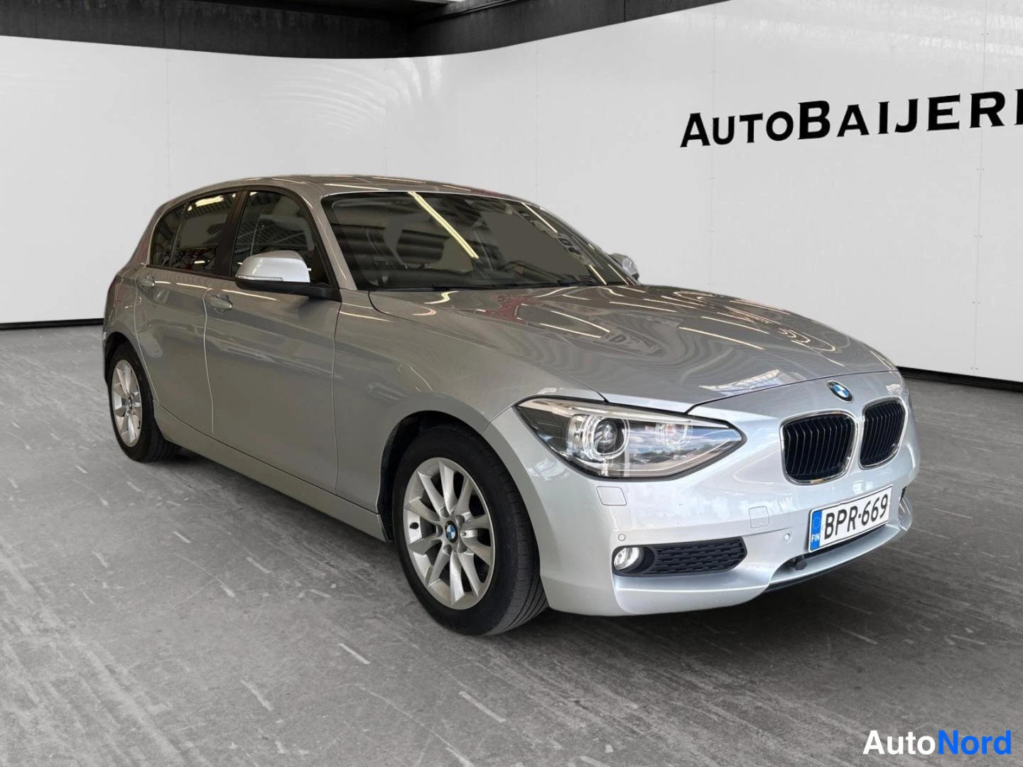 Hopea BMW 116i 2012, etuviisto, keula oikealle, kuva 2