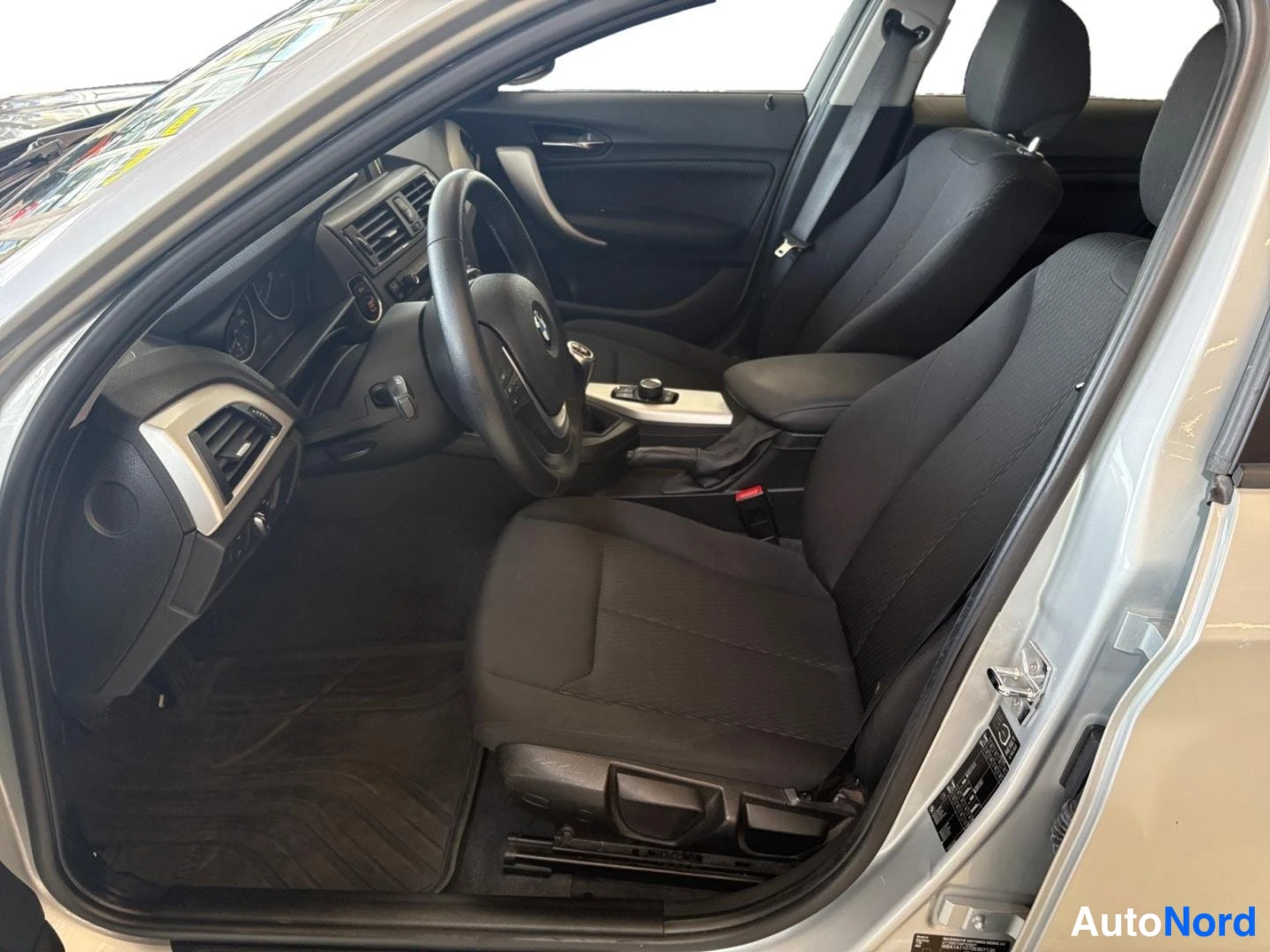 Hopea BMW 116i 2012, ohjaamo, kuva 9
