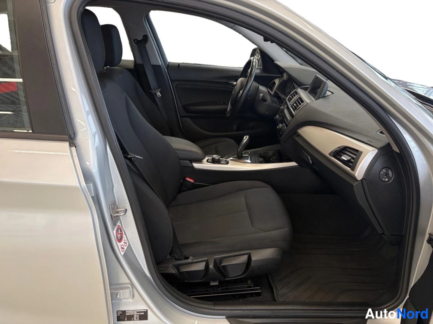 Hopea BMW 118i 2017, ohjaamo, kuva 10