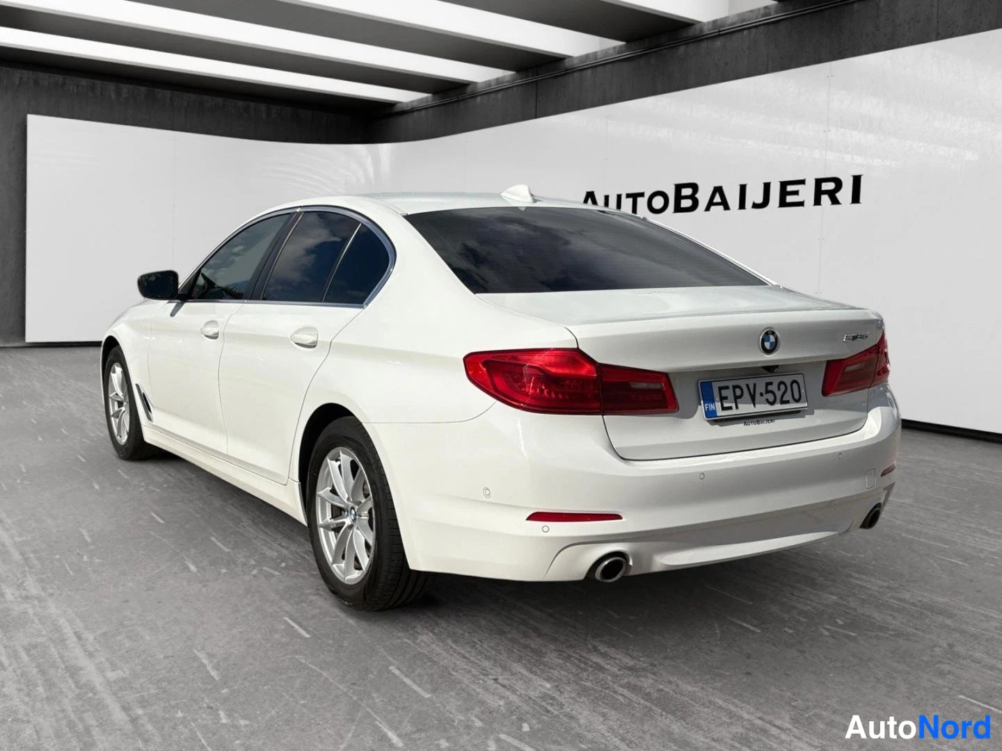 Valkoinen BMW 518d 2018, takaviisto, kuva 6
