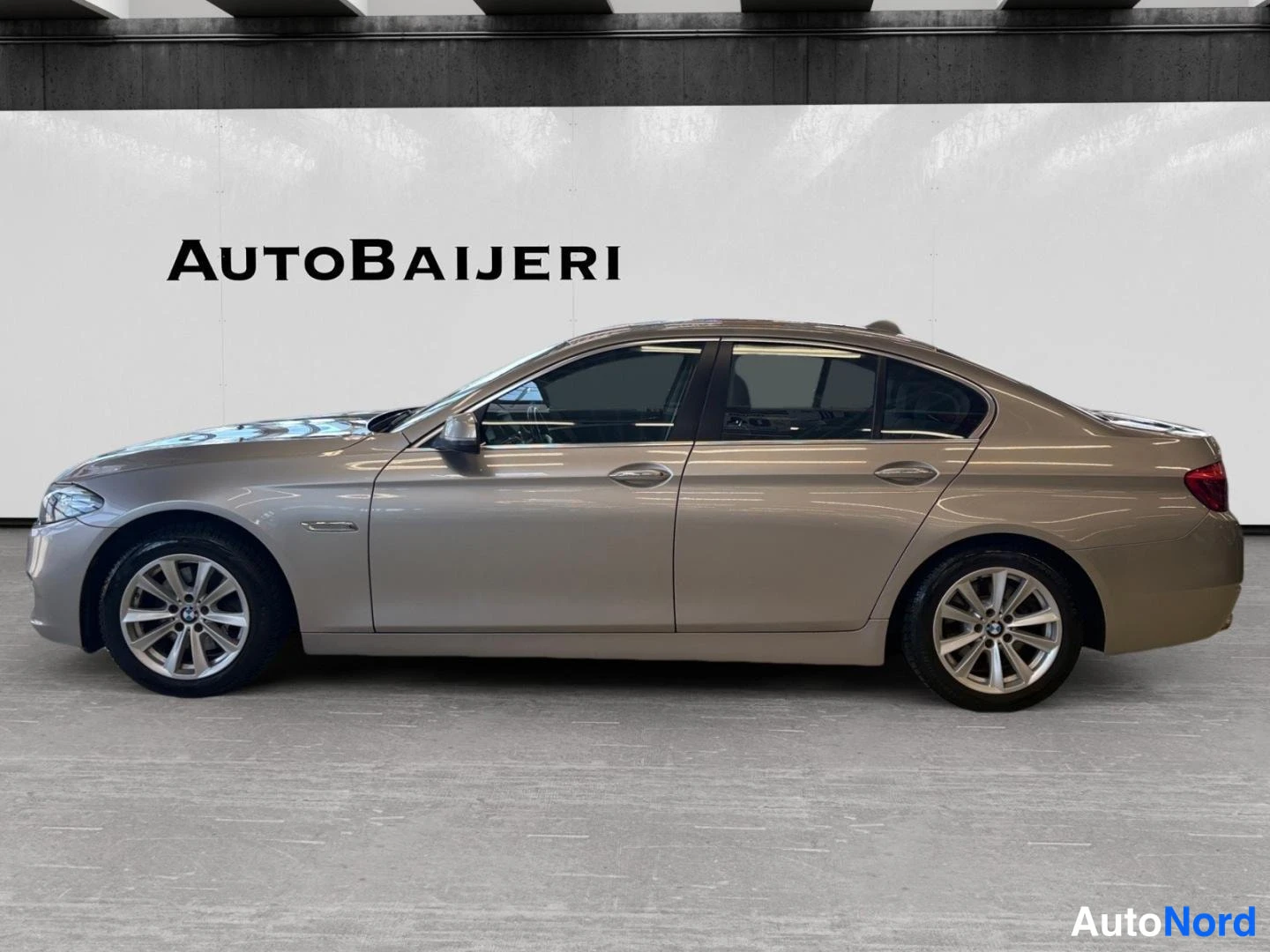 Harmaa BMW 520d xDrive 2014, sivulta, kuva 4