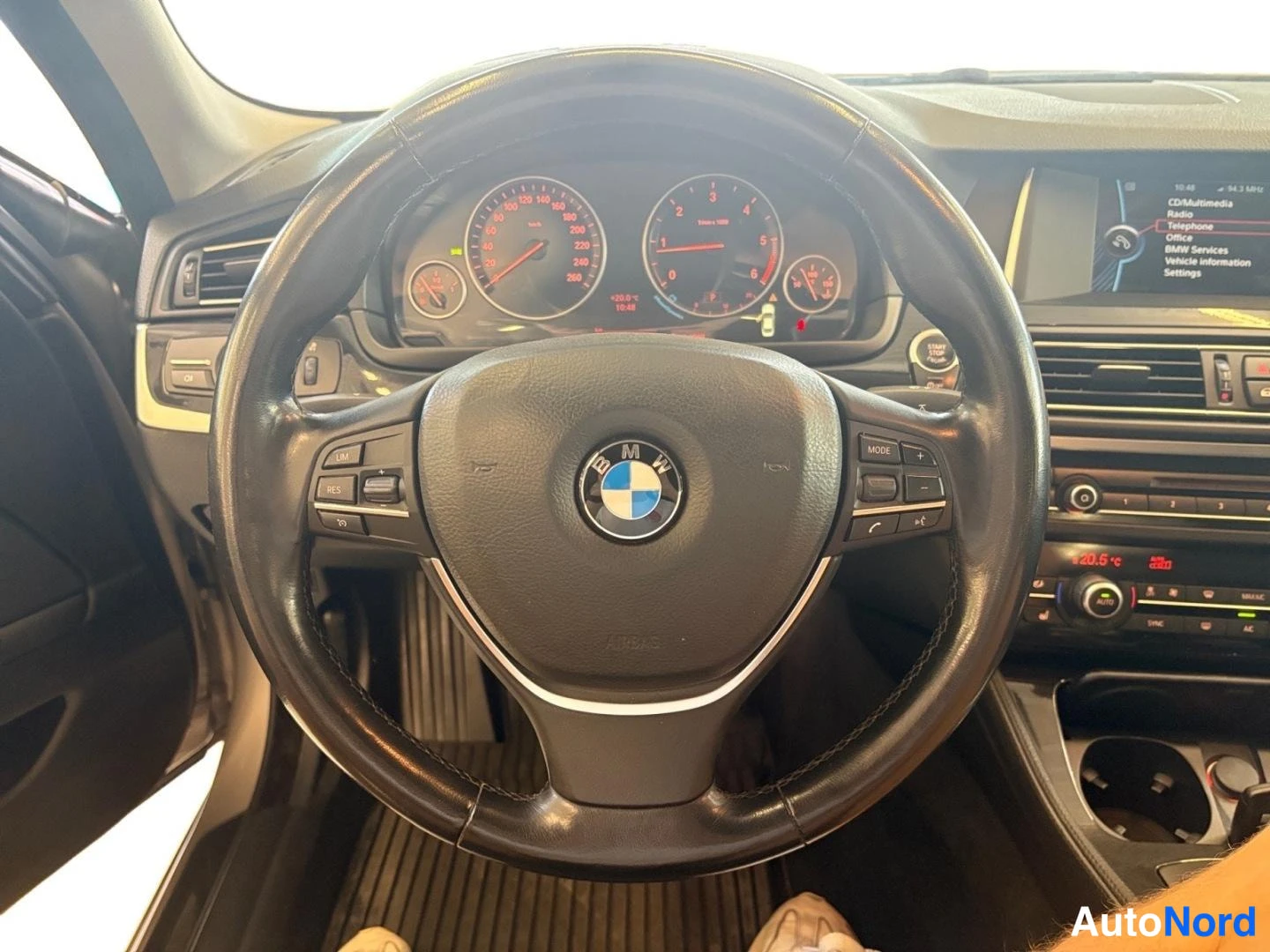 Harmaa BMW 520d xDrive 2014, ohjaamo, kuva 11