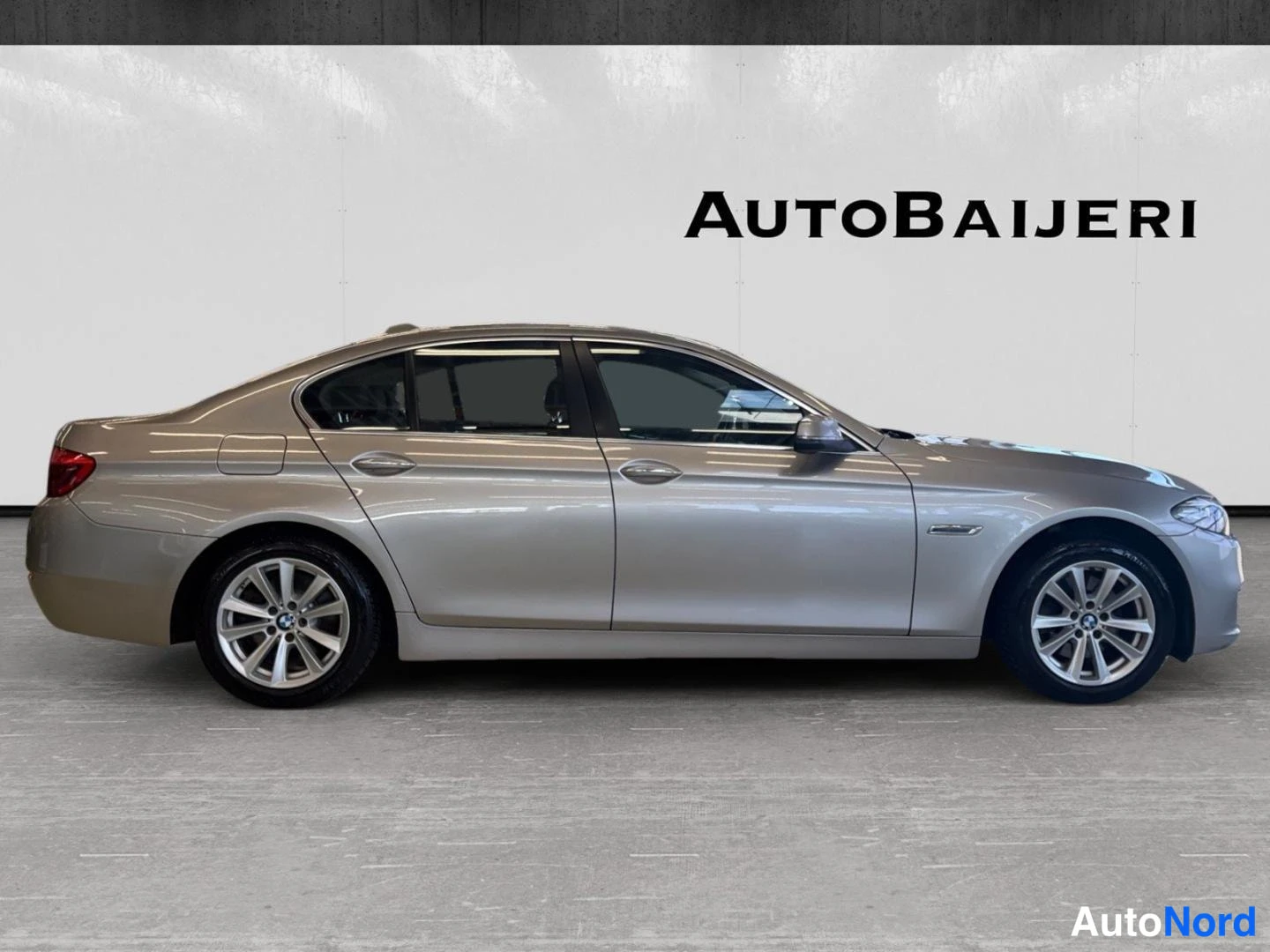 Harmaa BMW 520d xDrive 2014, sivulta, kuva 5