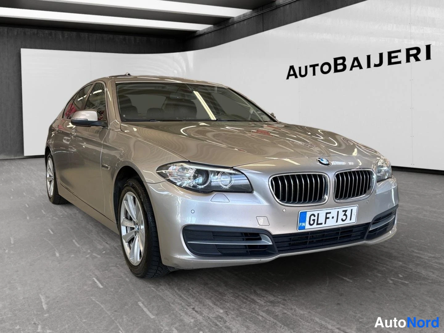 Harmaa BMW 520d xDrive 2014, etuviisto, keula oikealle, kuva 2