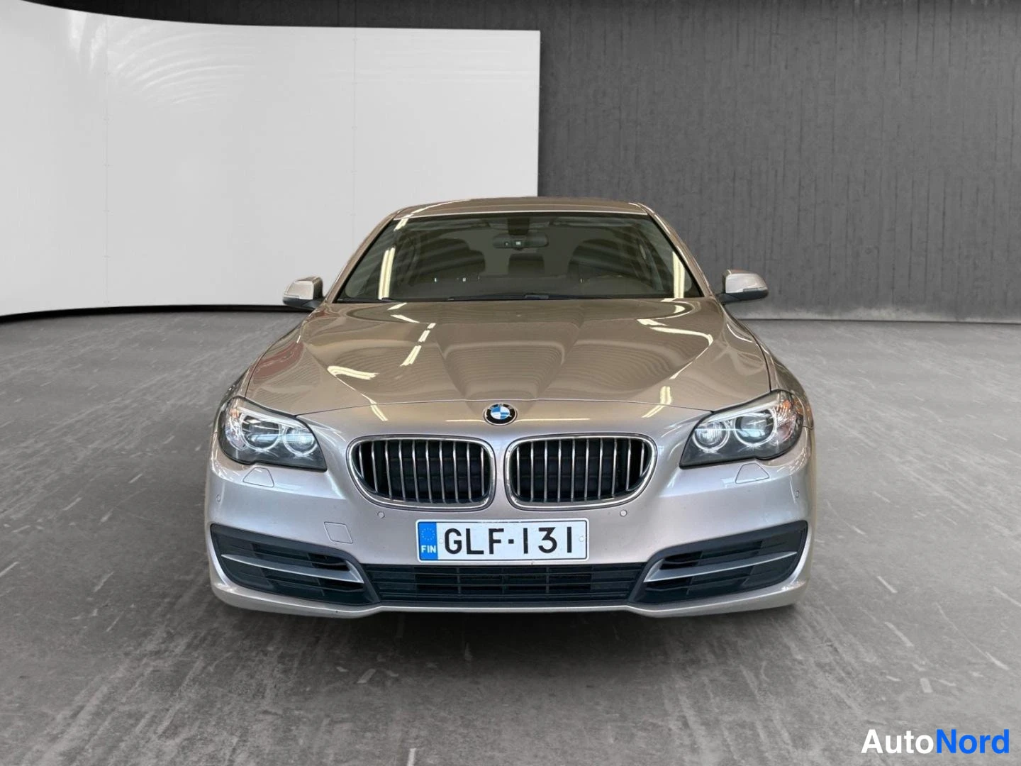 Harmaa BMW 520d xDrive 2014, edestä, kuva 3