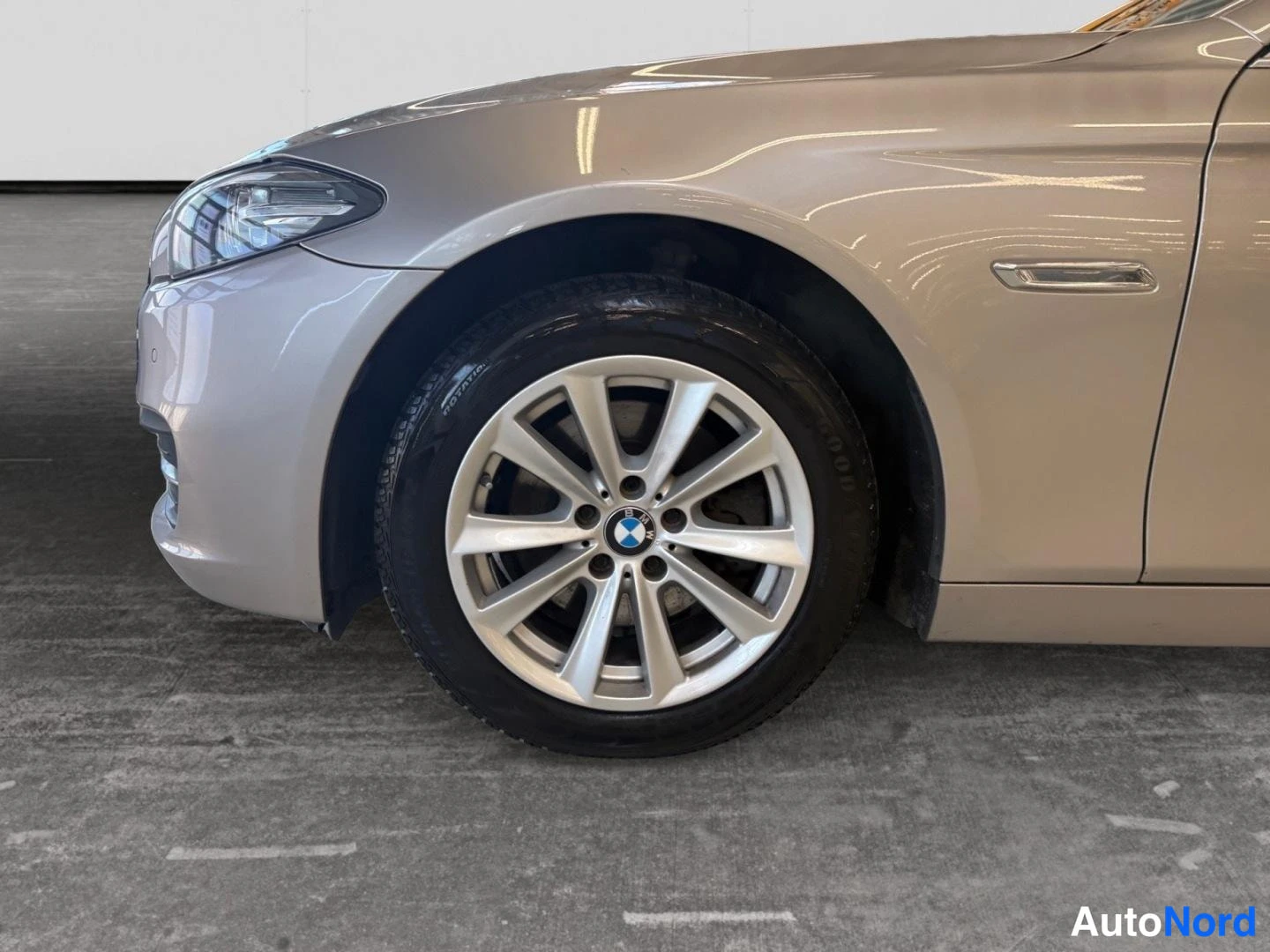 Harmaa BMW 520d xDrive 2014, yksityiskohta, kuva 15
