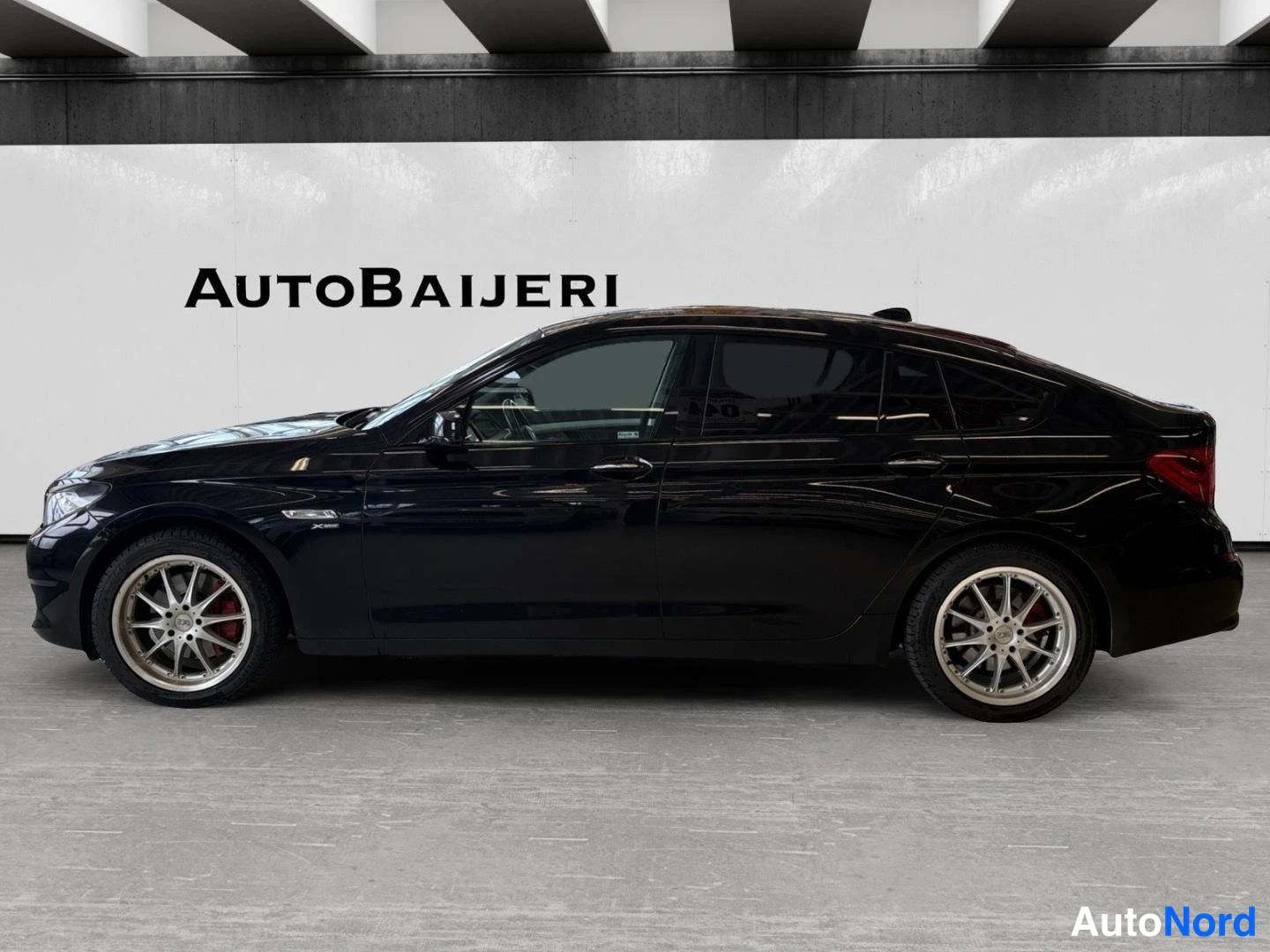 Musta BMW 535d xDrive 2011, sivulta, kuva 4