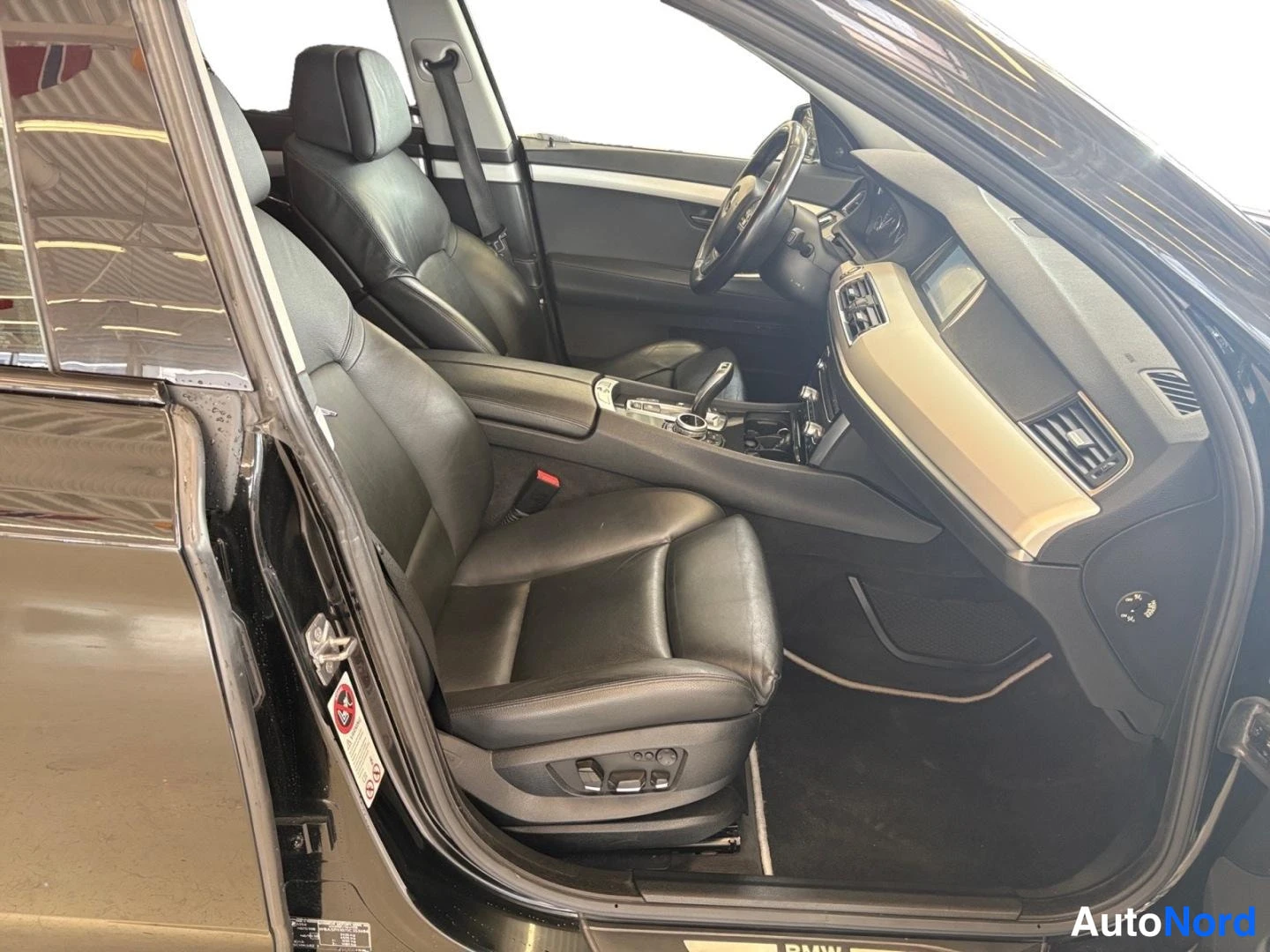 Musta BMW 535d xDrive 2011, etuistuimet, kuva 12