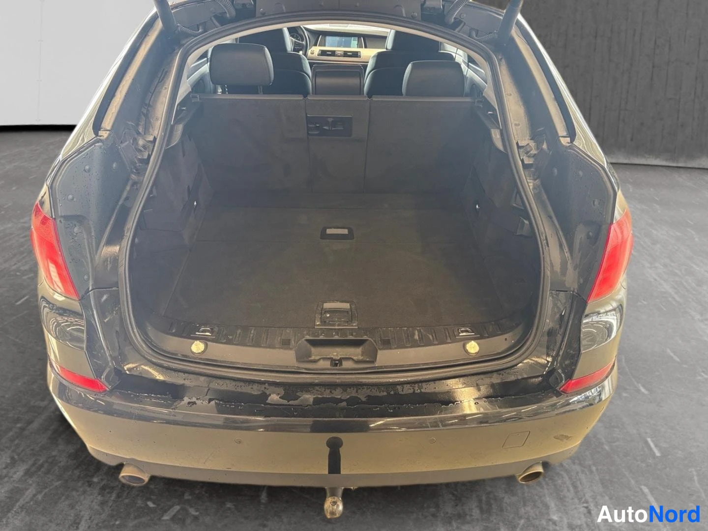Musta BMW 535d xDrive 2011, tavaratila, kuva 14