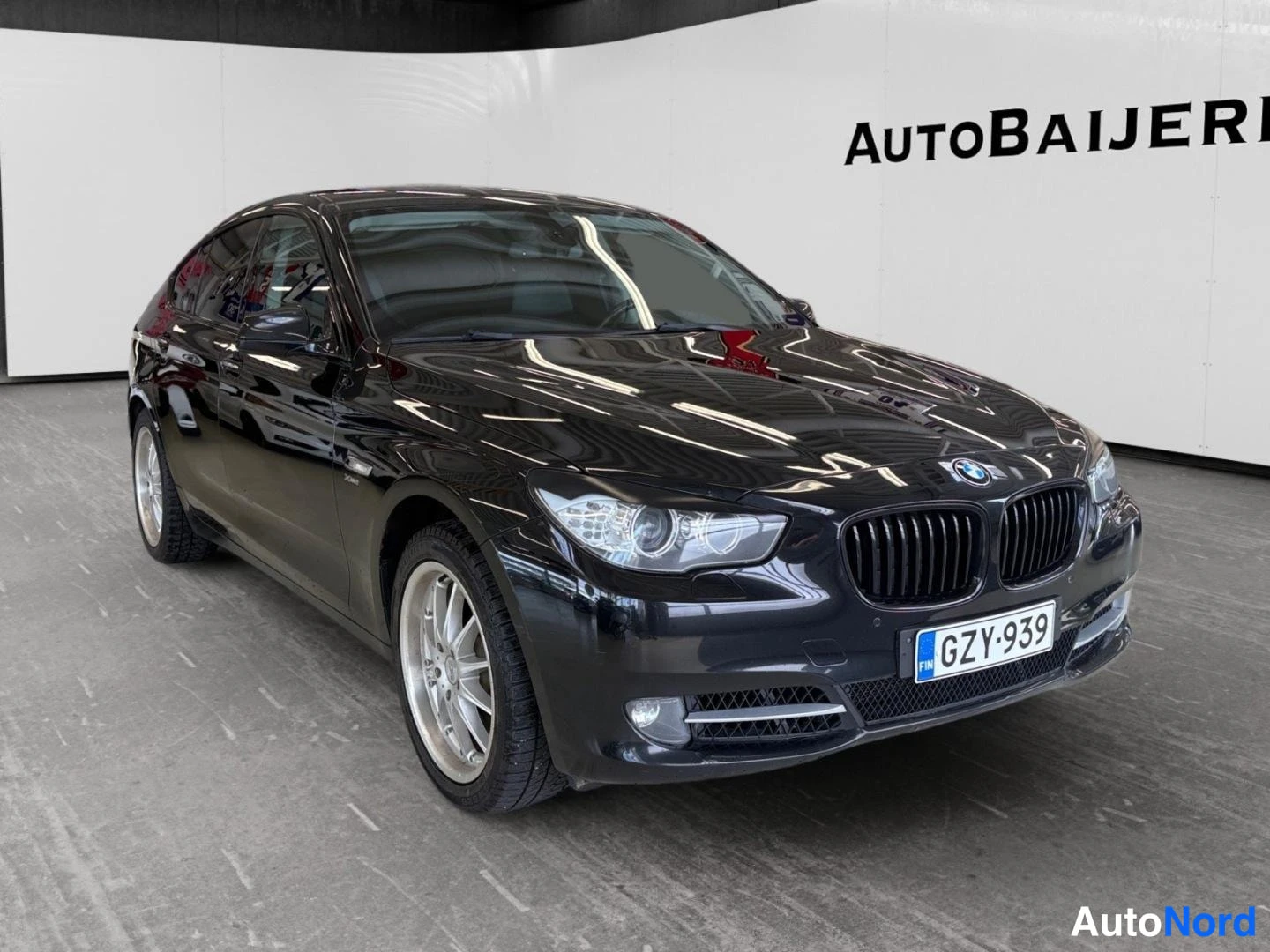 Musta BMW 535d xDrive 2011, etuviisto, keula oikealle, kuva 2