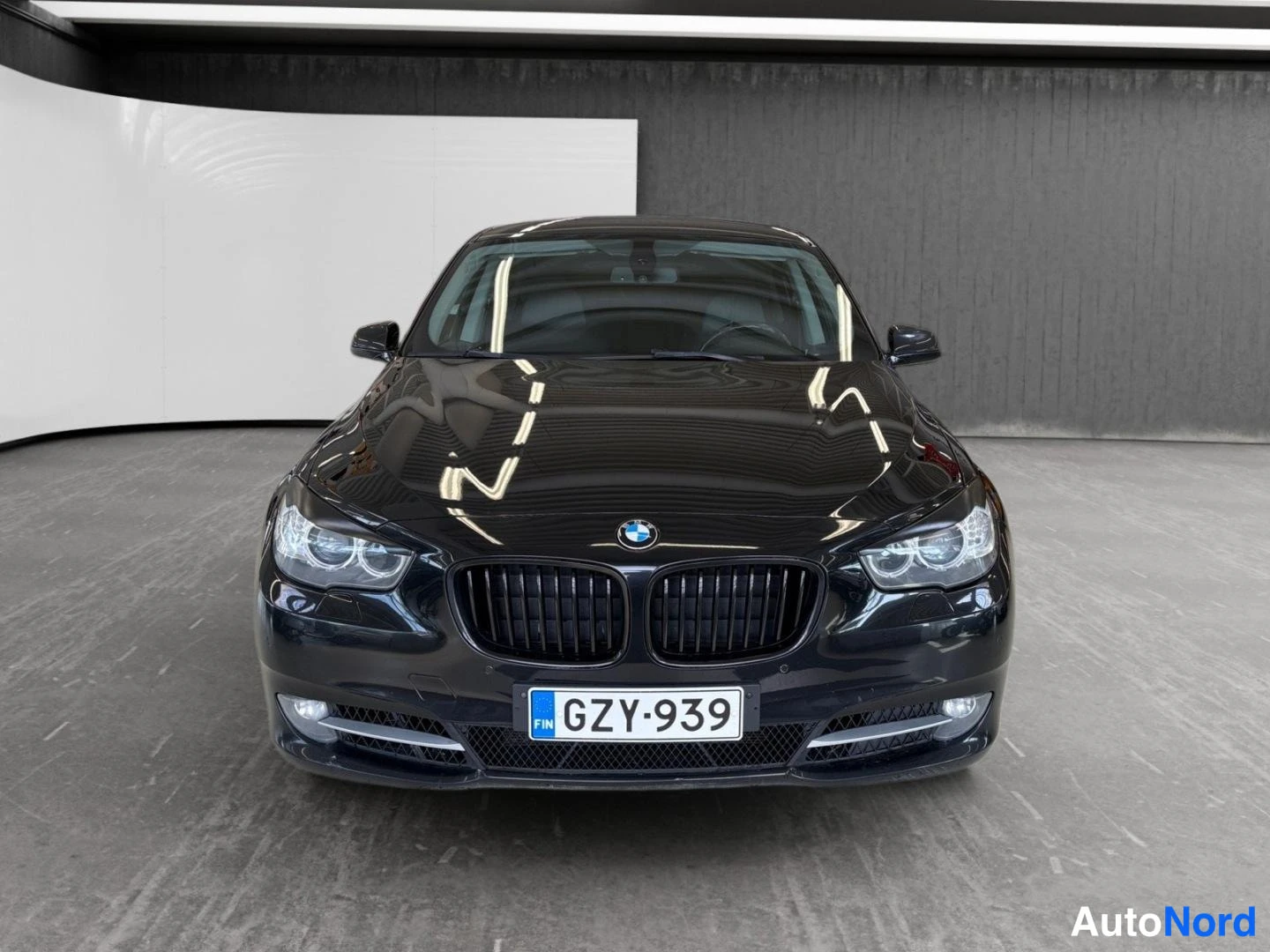 Musta BMW 535d xDrive 2011, edestä, kuva 3