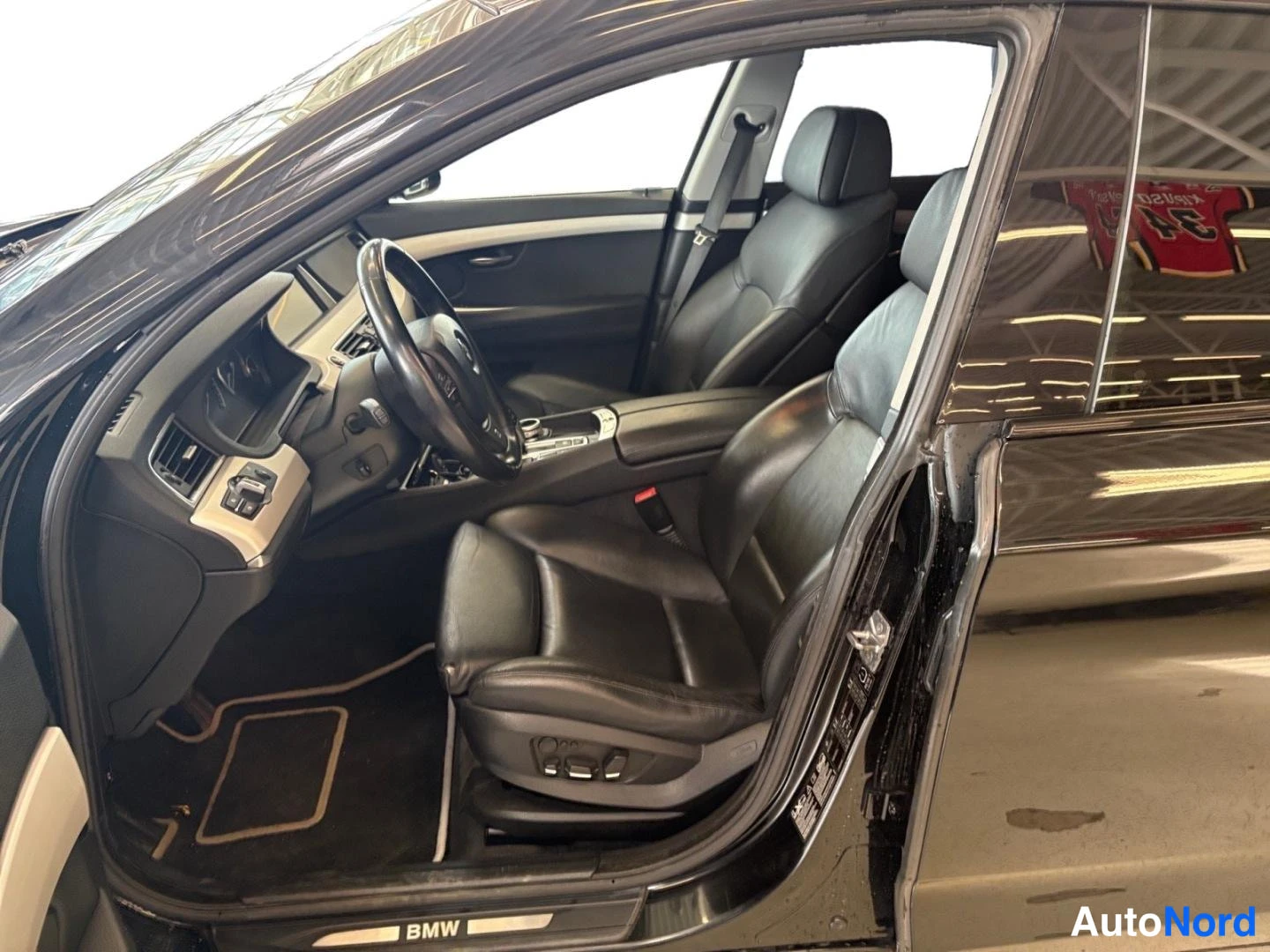 Musta BMW 535d xDrive 2011, ohjaamo, kuva 9