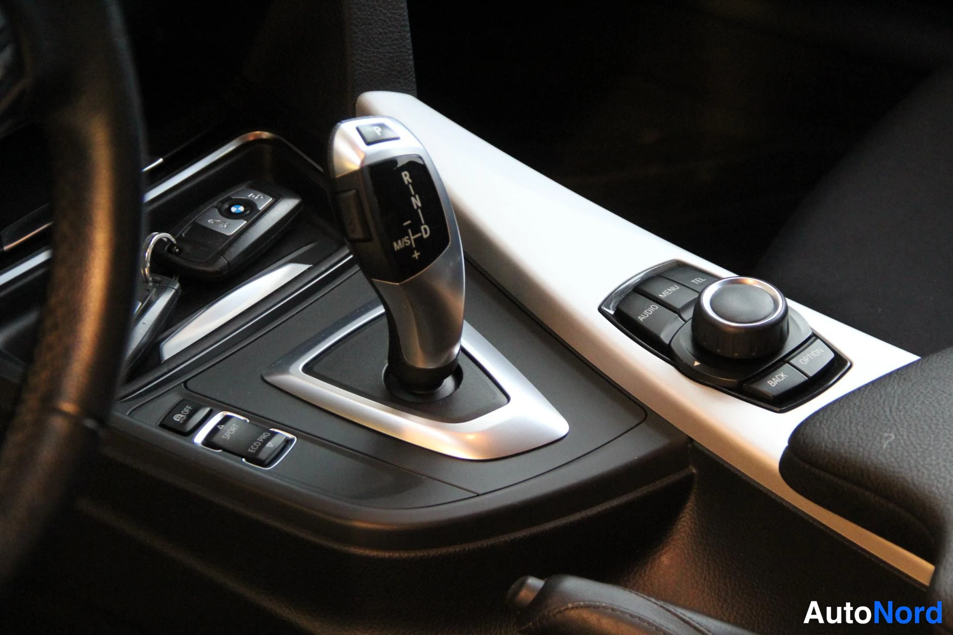 Svart BMW 316d 2013, detalj, bild 12