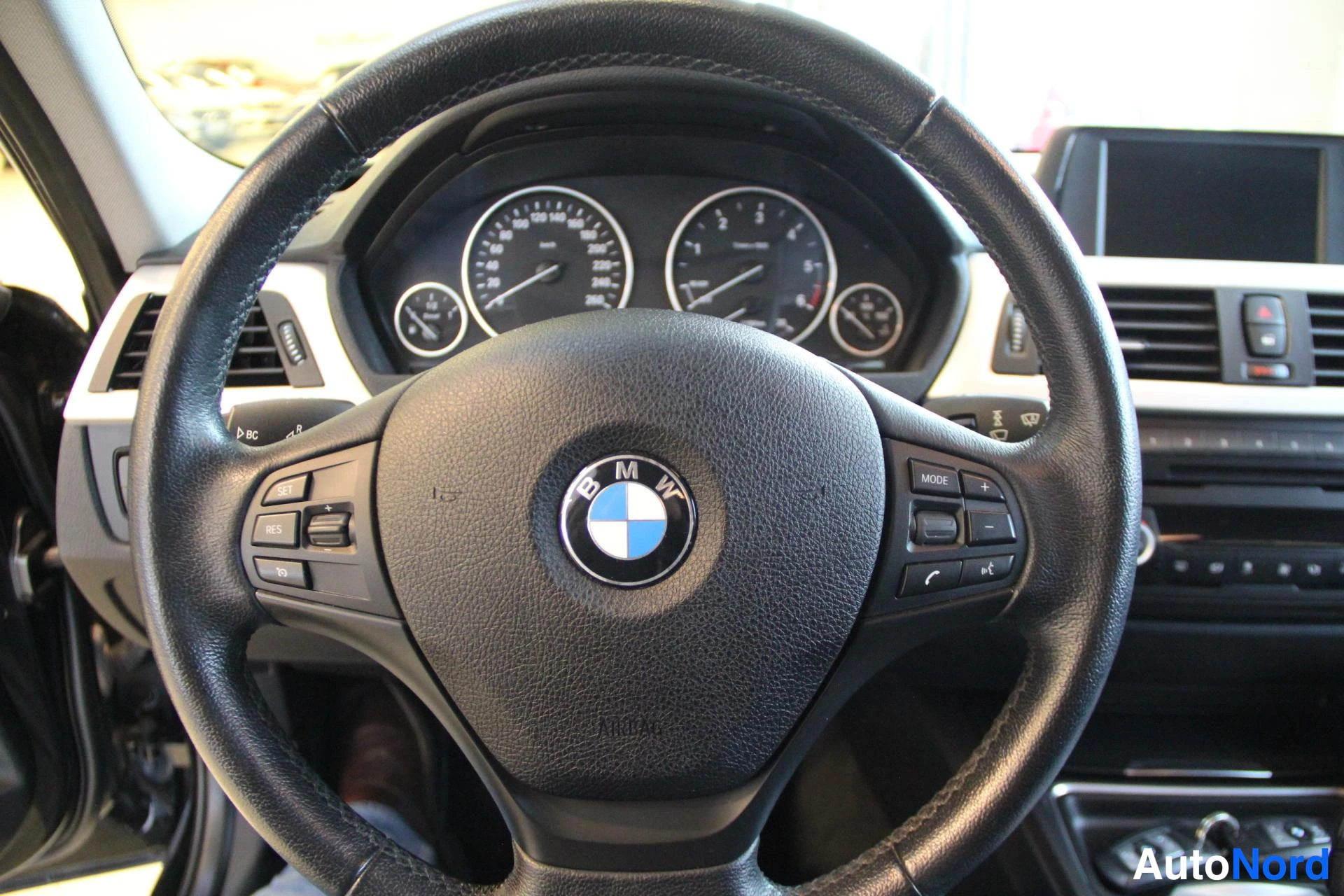 Svart BMW 316d 2013, förarplats, bild 7