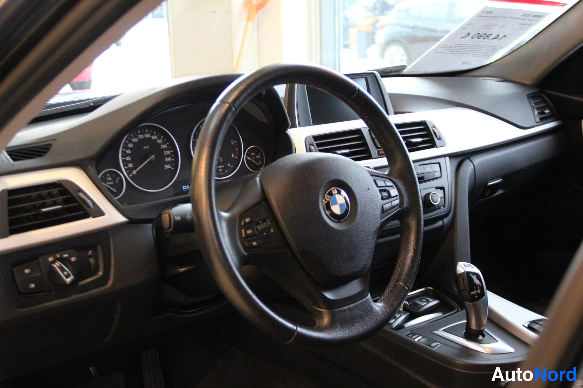 Svart BMW 316d 2013, förarplats, bild 8