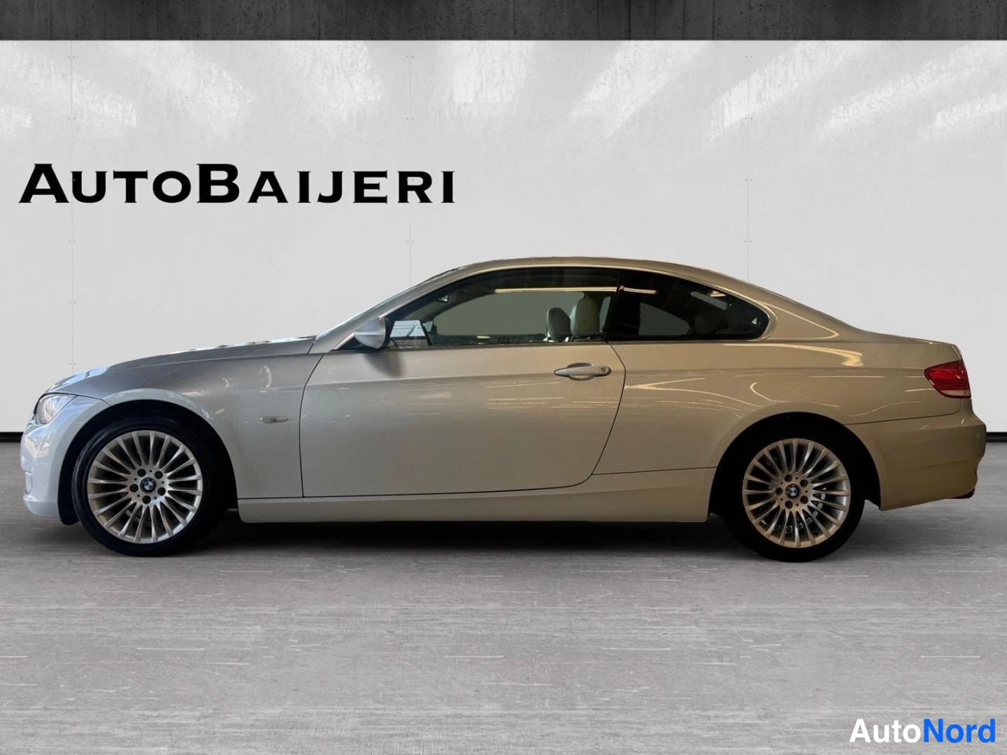 Harmaa BMW 325i 2008, sivulta, kuva 4