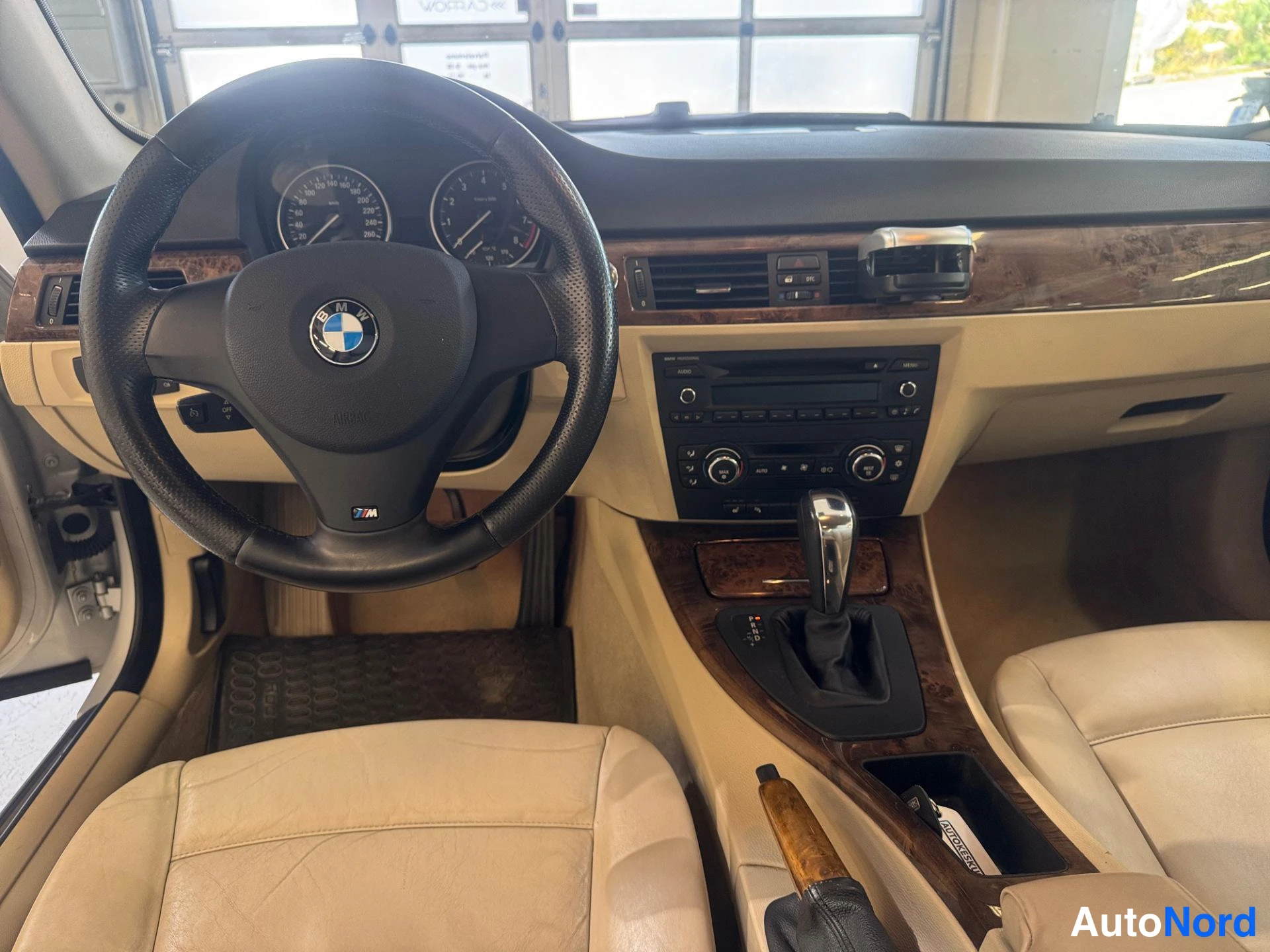 Harmaa BMW 325i 2008, ohjaamo, kuva 10