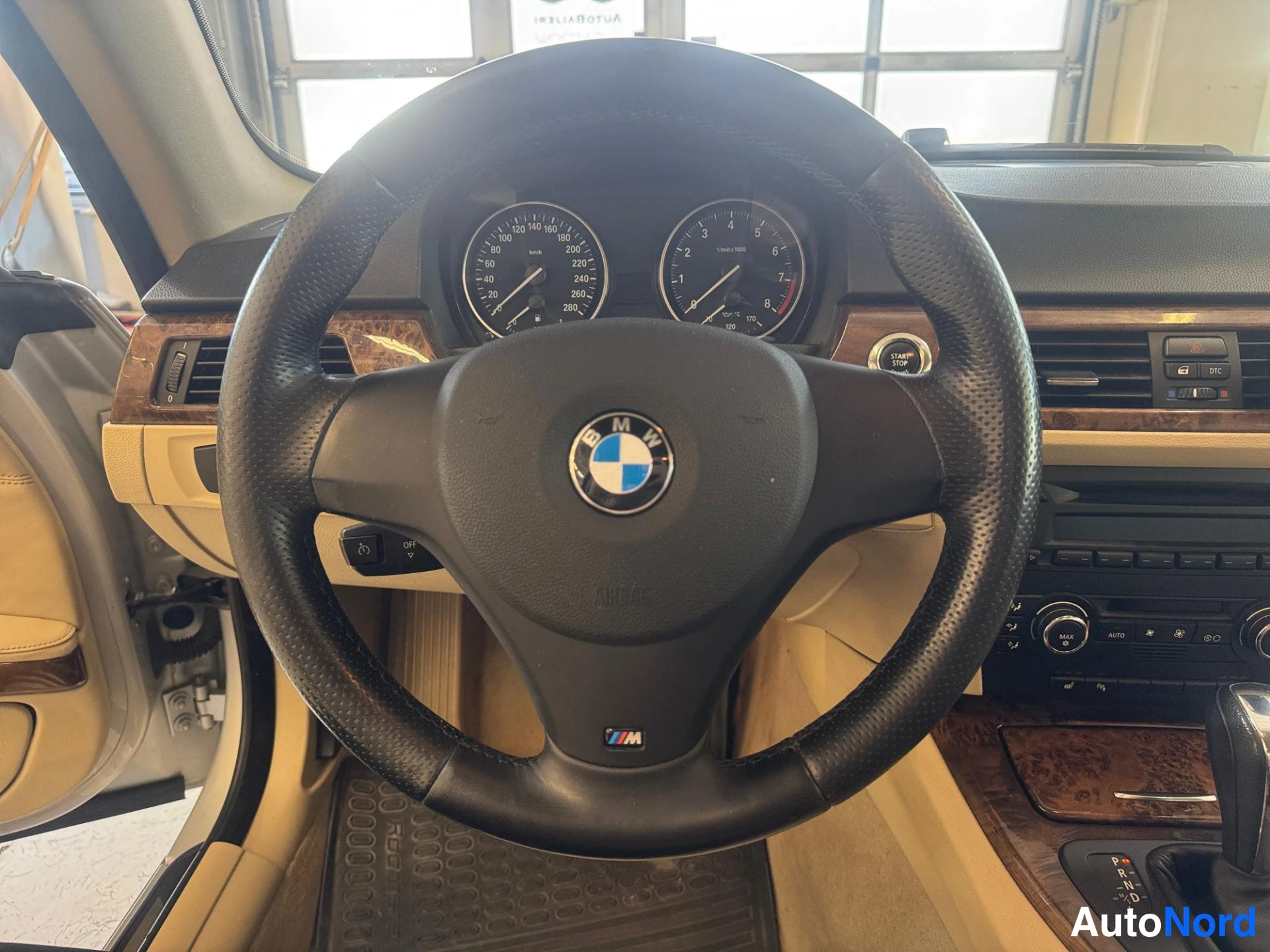 Harmaa BMW 325i 2008, ohjaamo, kuva 11