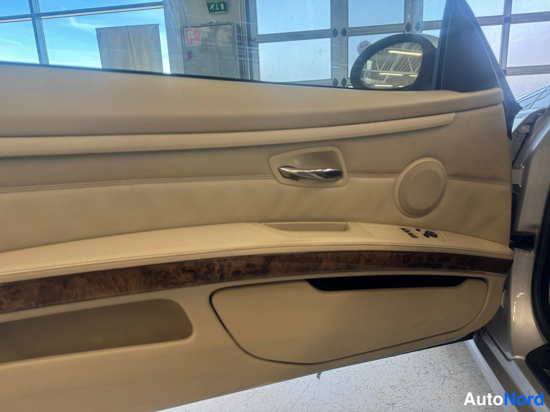 Harmaa BMW 325i 2008, yksityiskohta, kuva 15