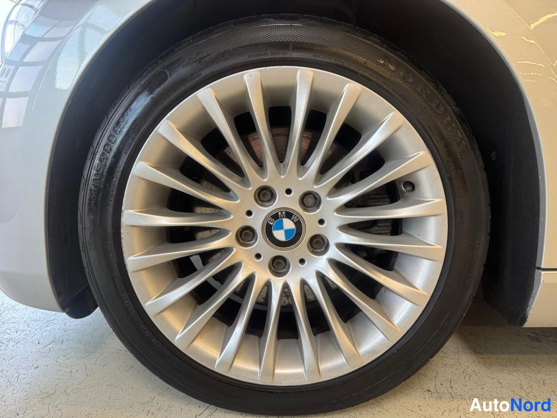 Harmaa BMW 325i 2008, yksityiskohta, kuva 16