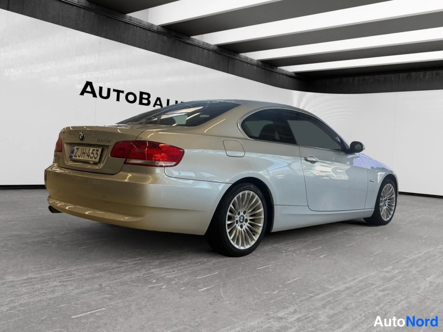 Harmaa BMW 325i 2008, takaviisto, kuva 6