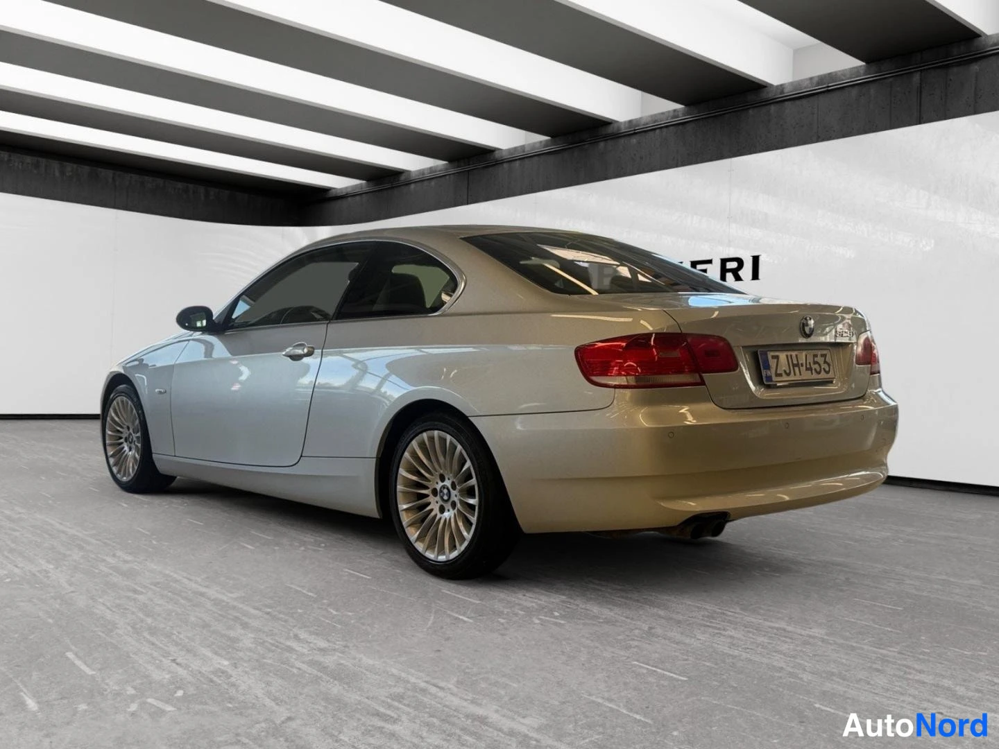 Harmaa BMW 325i 2008, takaviisto, kuva 7