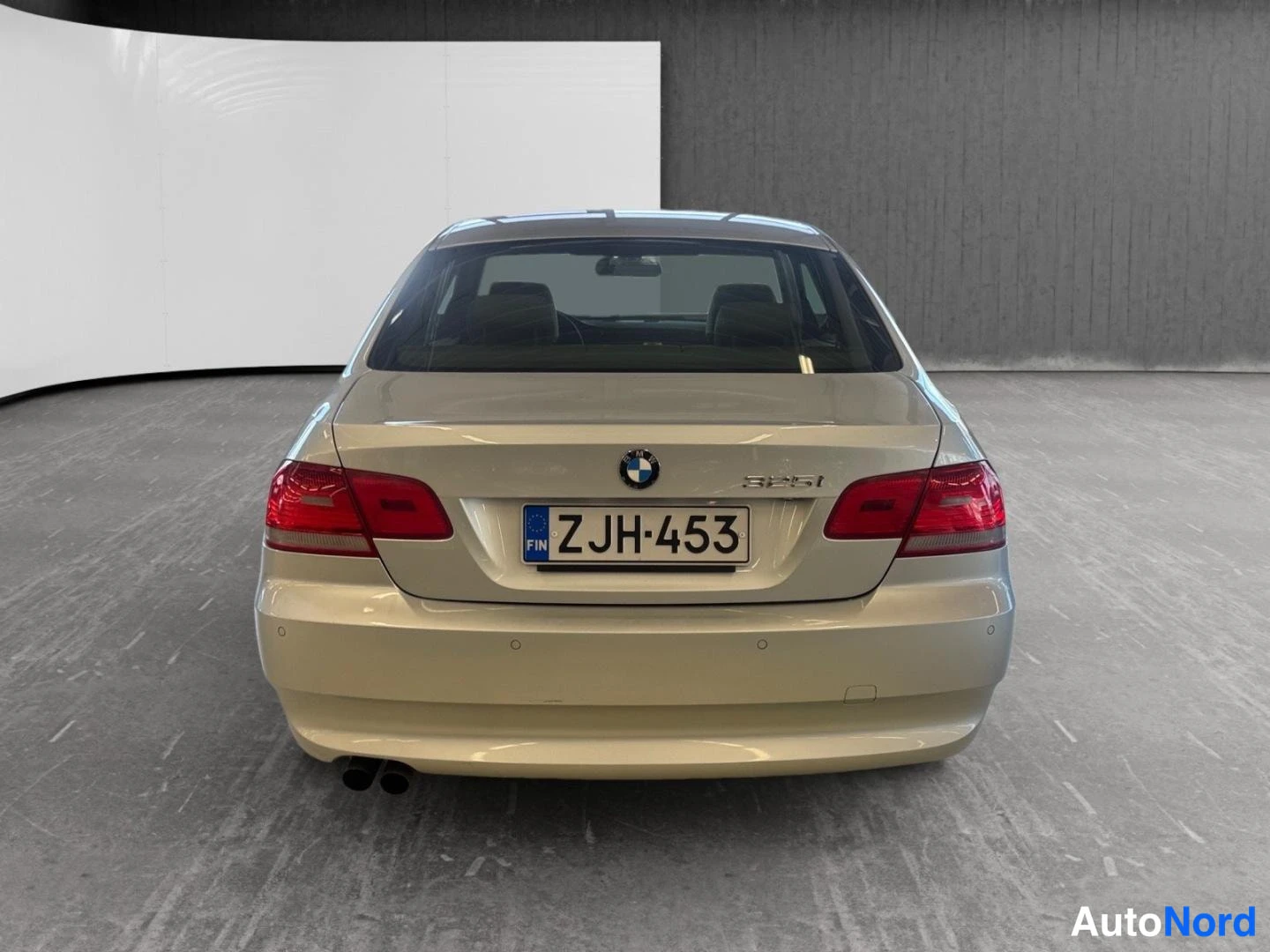 Harmaa BMW 325i 2008, takaa, kuva 8