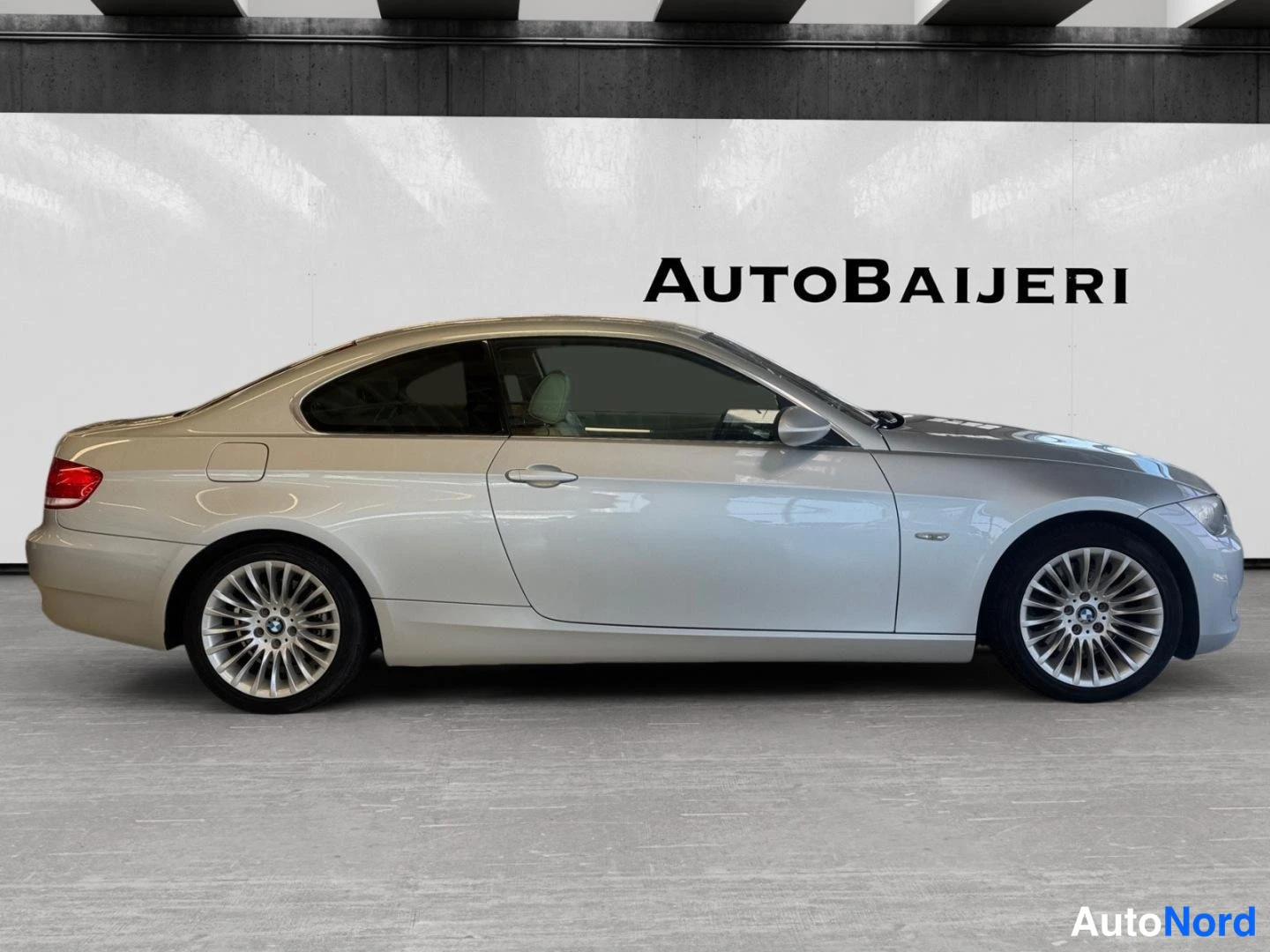 Harmaa BMW 325i 2008, sivulta, kuva 5